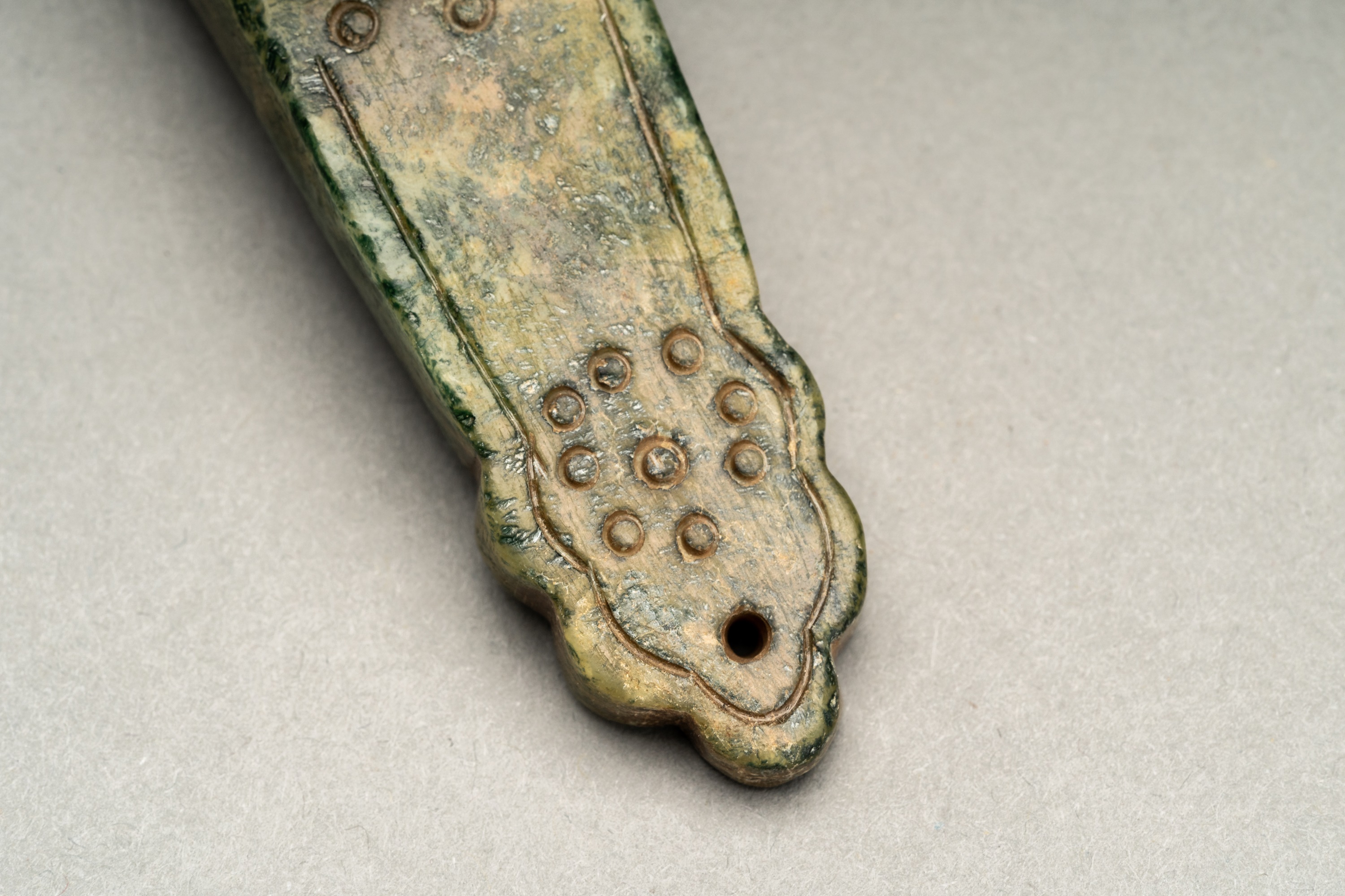 A SMALL HARDSTONE `RUYI SCEPTERÂ´ PENDANT, c 1920s - Image 7 of 12