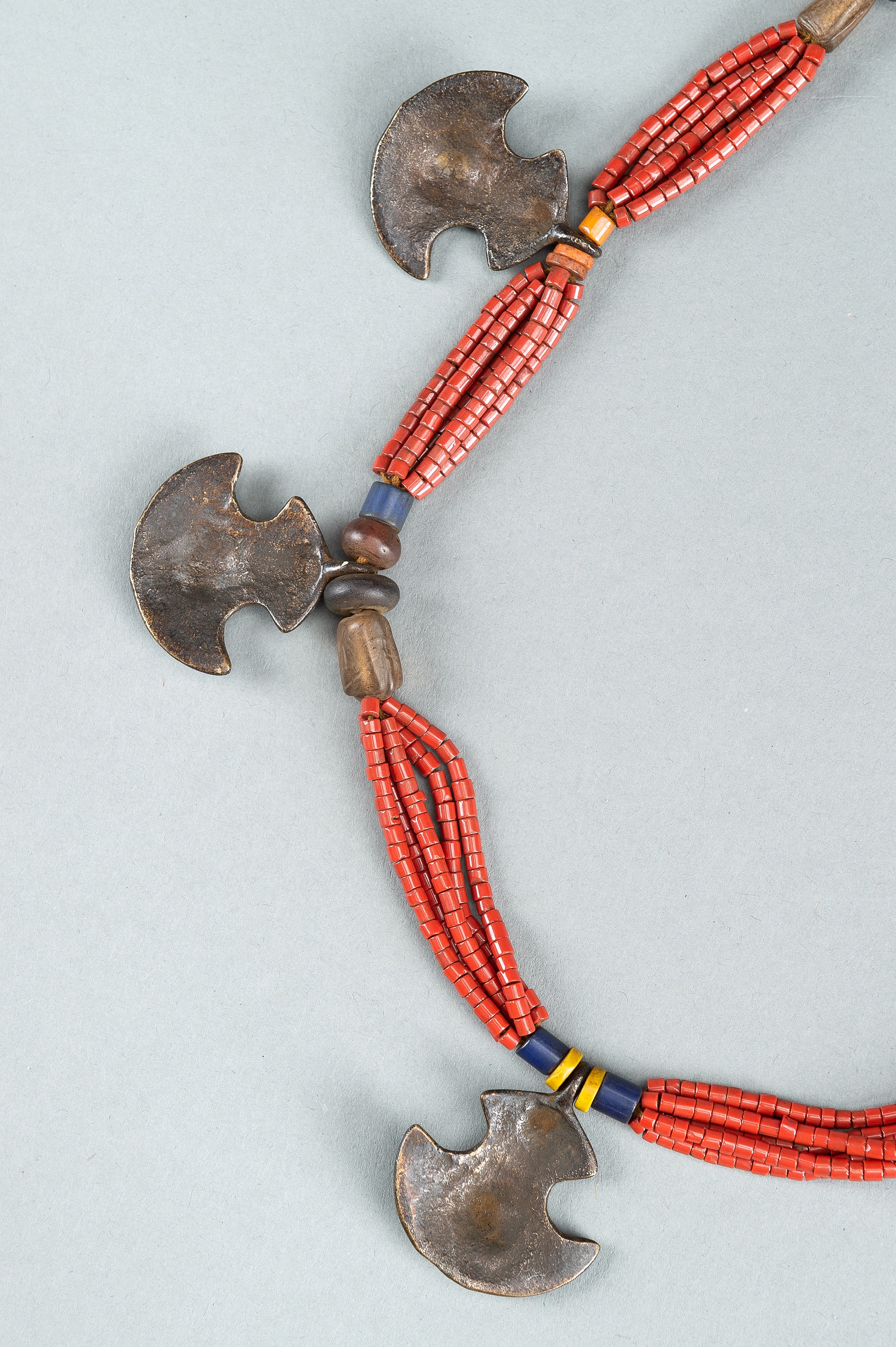 A NAGALAND MULTI-COLORED GLASS AND BRASS NECKLACE, c. 1900s - Image 9 of 11
