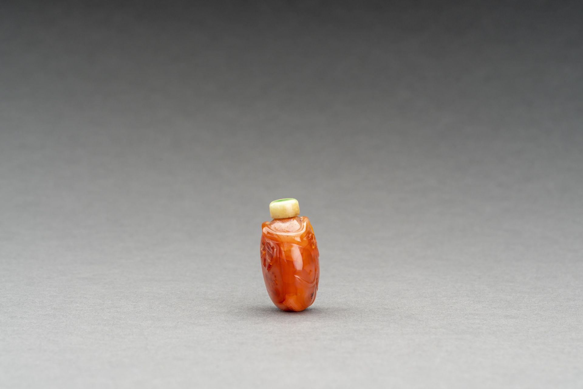 A CARNELIAN 'LEAVES AND TENDRILS' SNUFF BOTTLE, LATE QING DYNASTY - Image 4 of 6