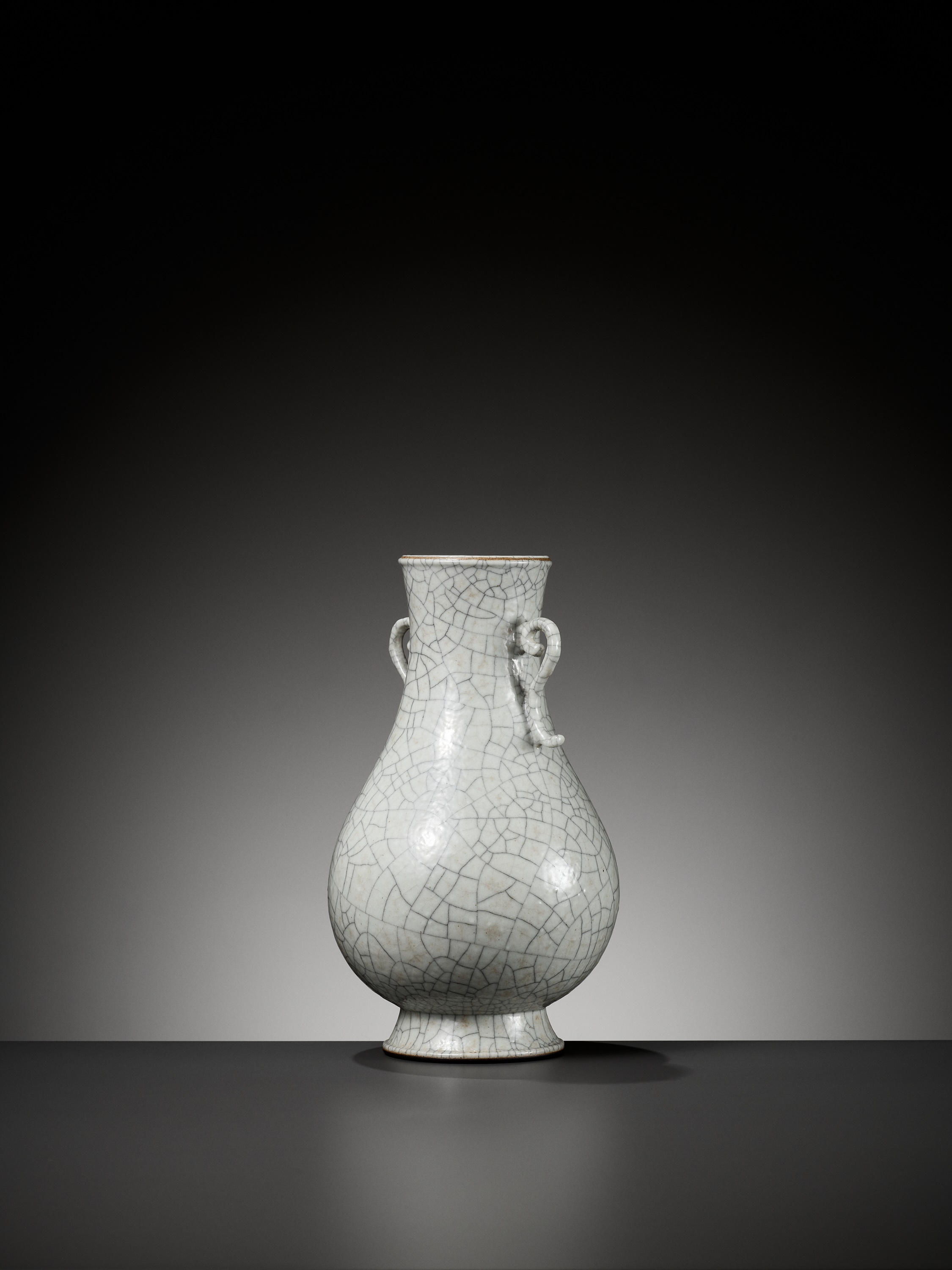 A GUAN-TYPE GLAZED PEAR-SHAPED VASE, HU, 19TH CENTURY - Image 5 of 11