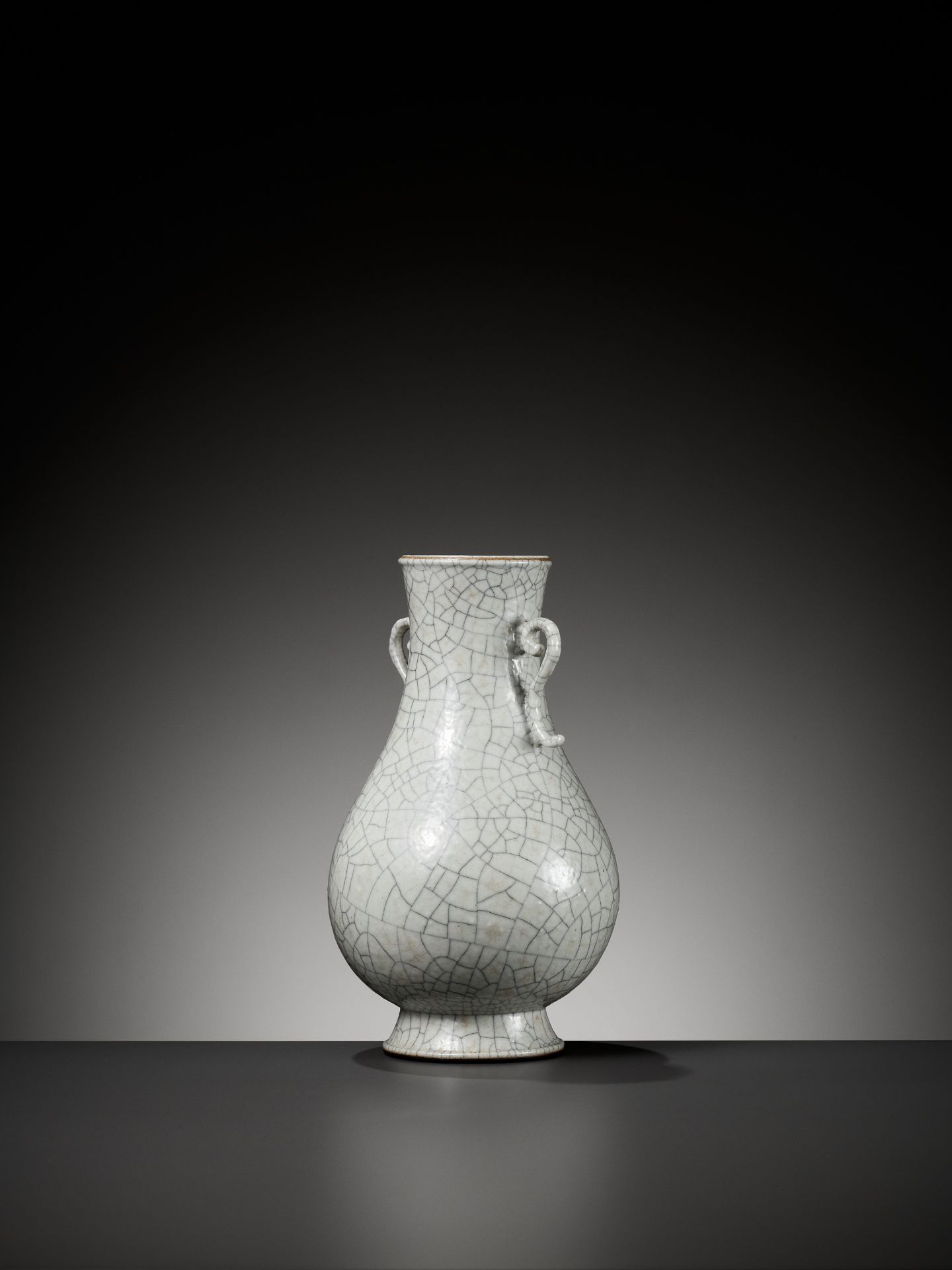 A GUAN-TYPE GLAZED PEAR-SHAPED VASE, HU, 19TH CENTURY - Bild 5 aus 11