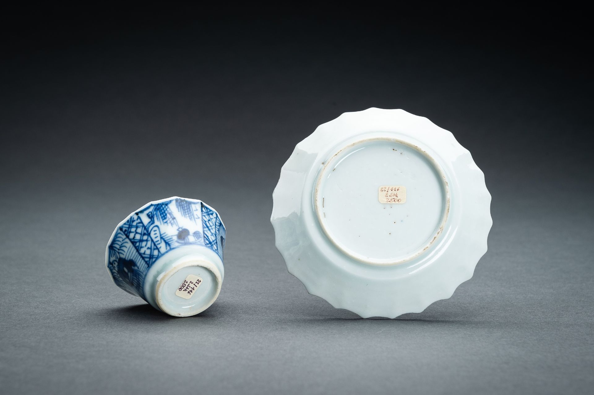 A GROUP OF FOUR MINIATURE PORCELAIN ITEMS - Image 6 of 16