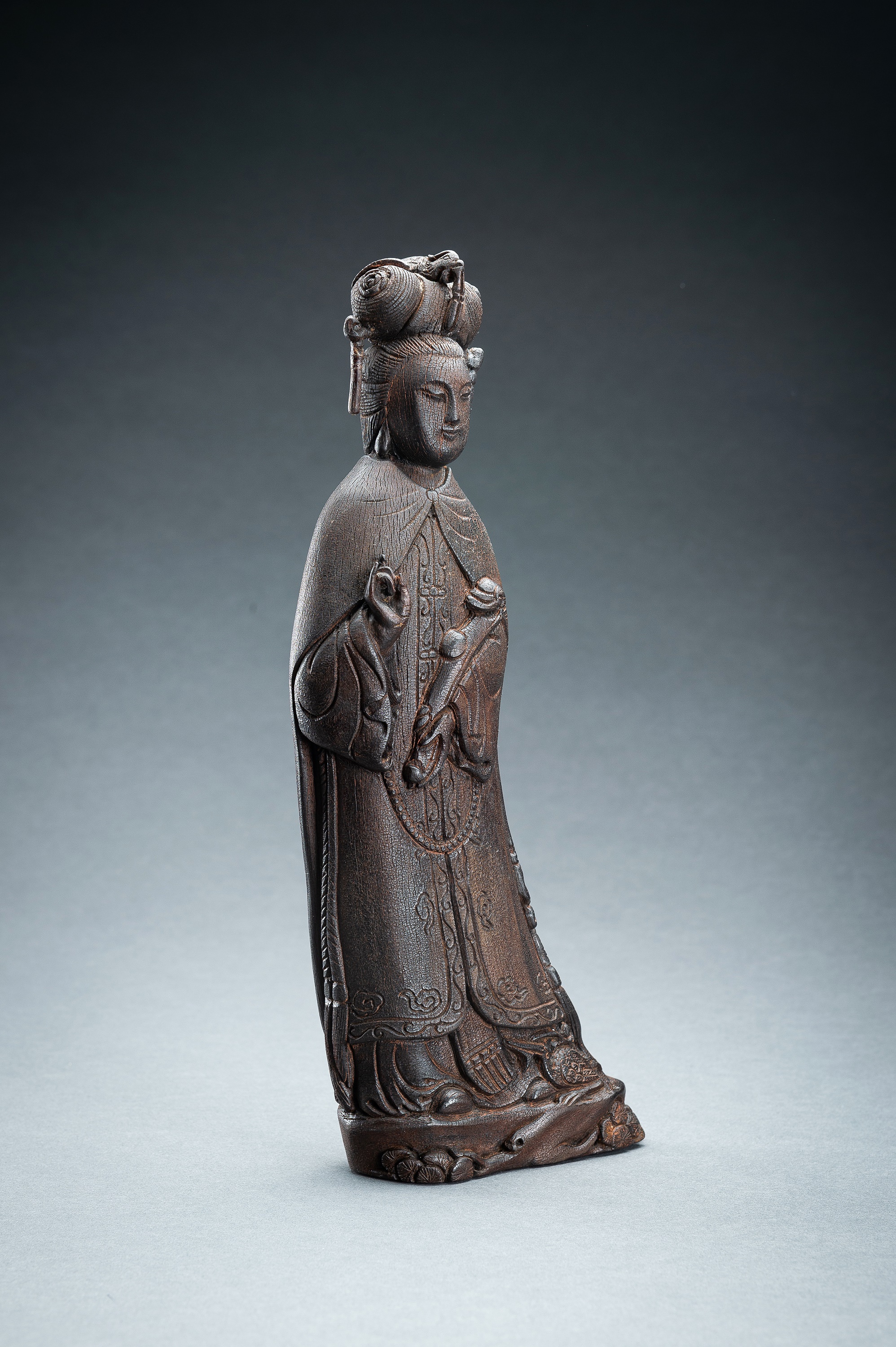 AN IRONWOOD FIGURE OF GUANYIN, c. 1920s - Image 5 of 17