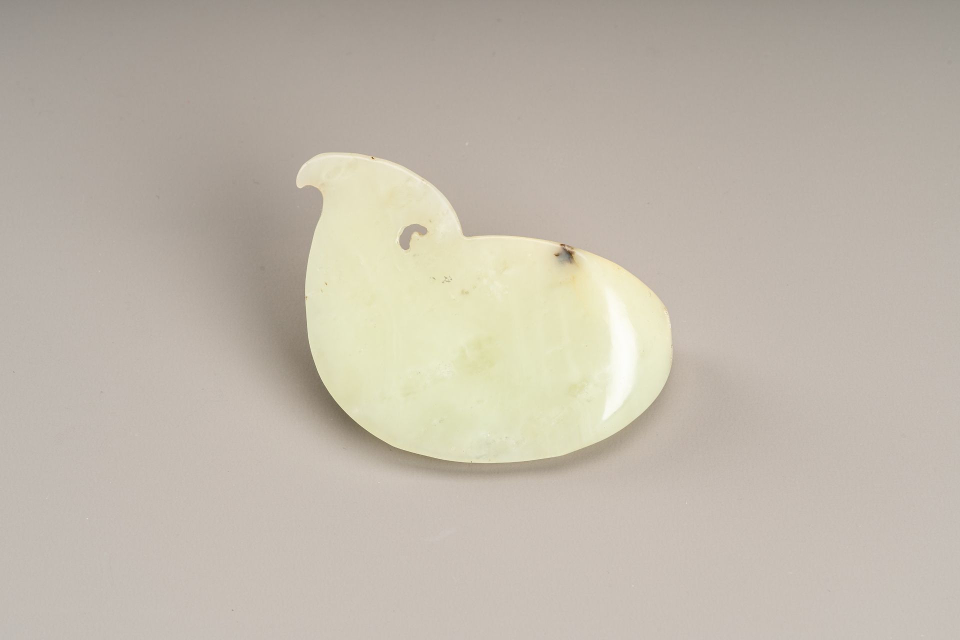 A CELADON JADE `FISHÂ´ PENDANT, c. 1920s - Image 7 of 7