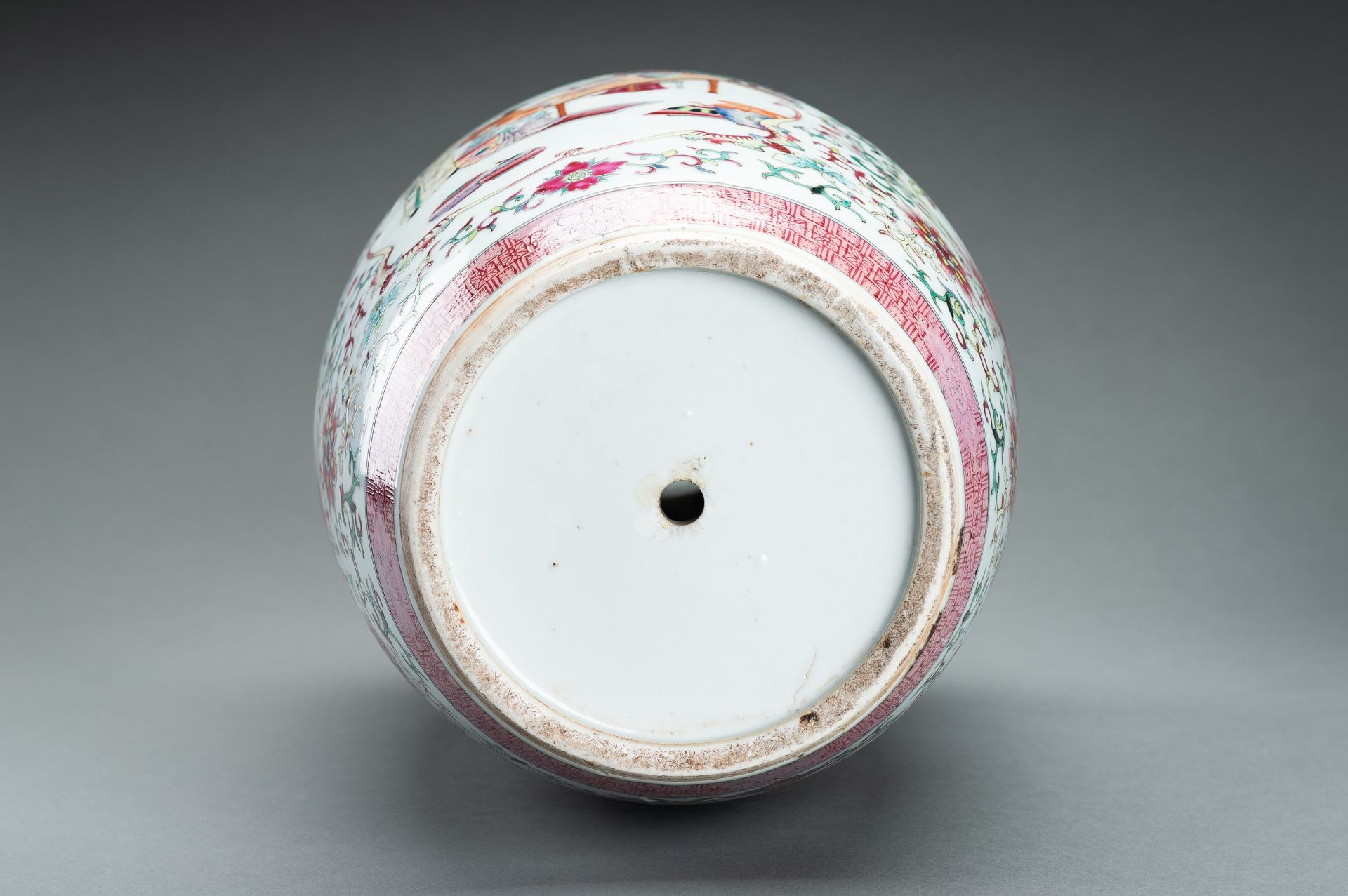 A LARGE FAMILLE ROSE PORCELAIN VASE AND COVER, QING - Image 18 of 18