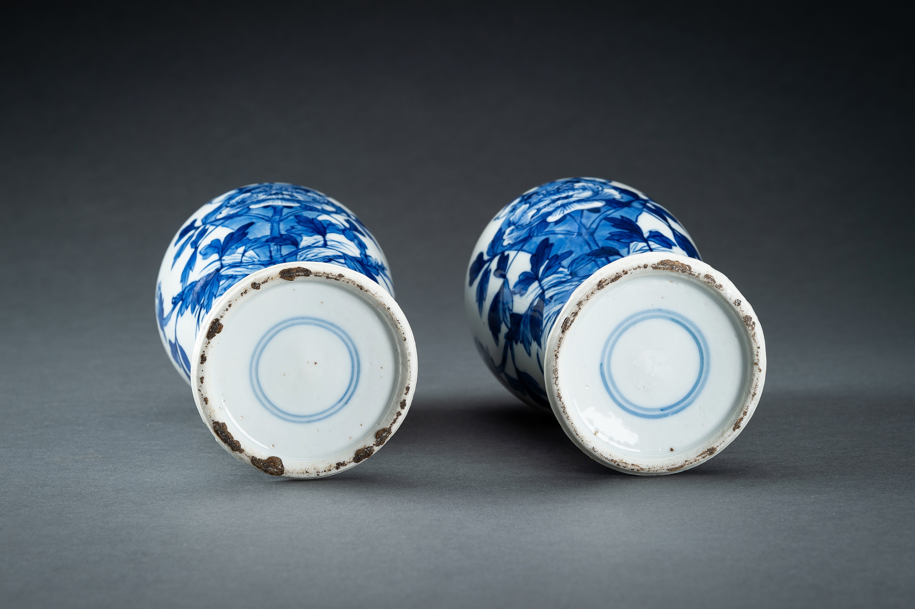 A PAIR OF BLUE AND WHITE BALUSTER VASES AND COVERS, QING - Image 13 of 14