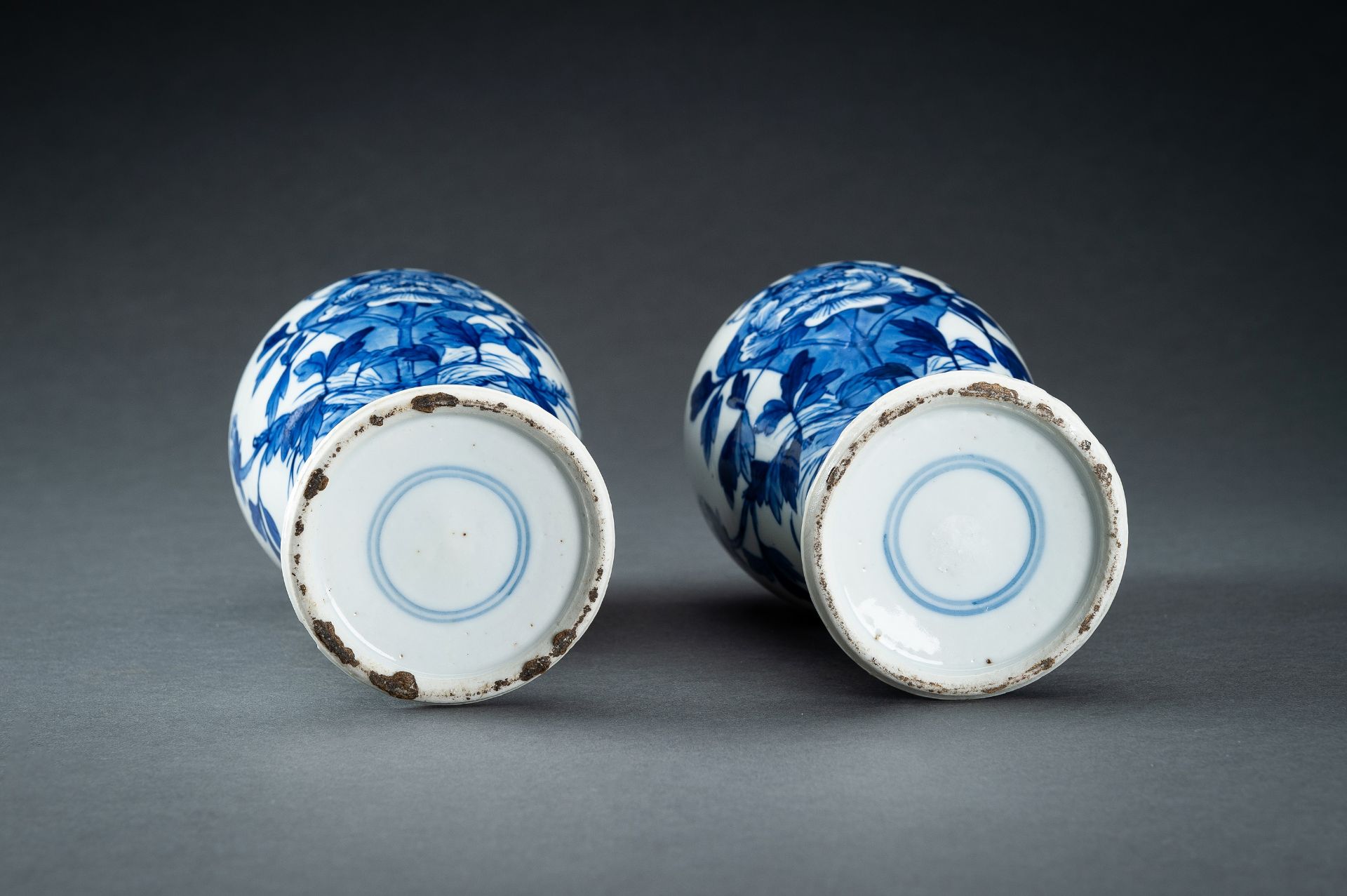 A PAIR OF BLUE AND WHITE BALUSTER VASES AND COVERS, QING - Image 13 of 14