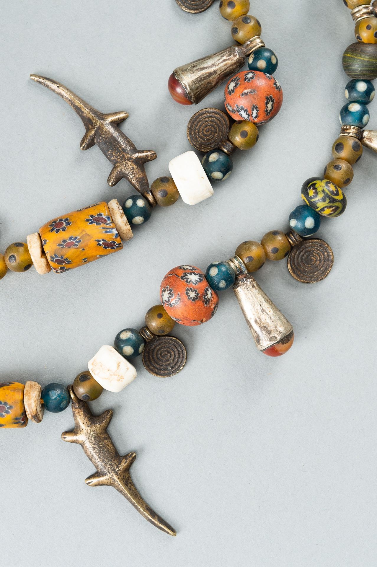 A NAGALAND MULTI-COLORED GLASS, BRASS AND SHELL NECKLACE, c. 1900s - Bild 9 aus 17