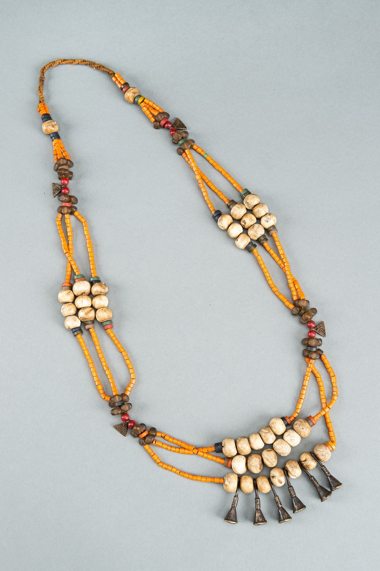 A NAGALAND MULTI-COLORED GLASS, BRASS AND SHELL NECKLACE, c. 1900s - Bild 8 aus 10