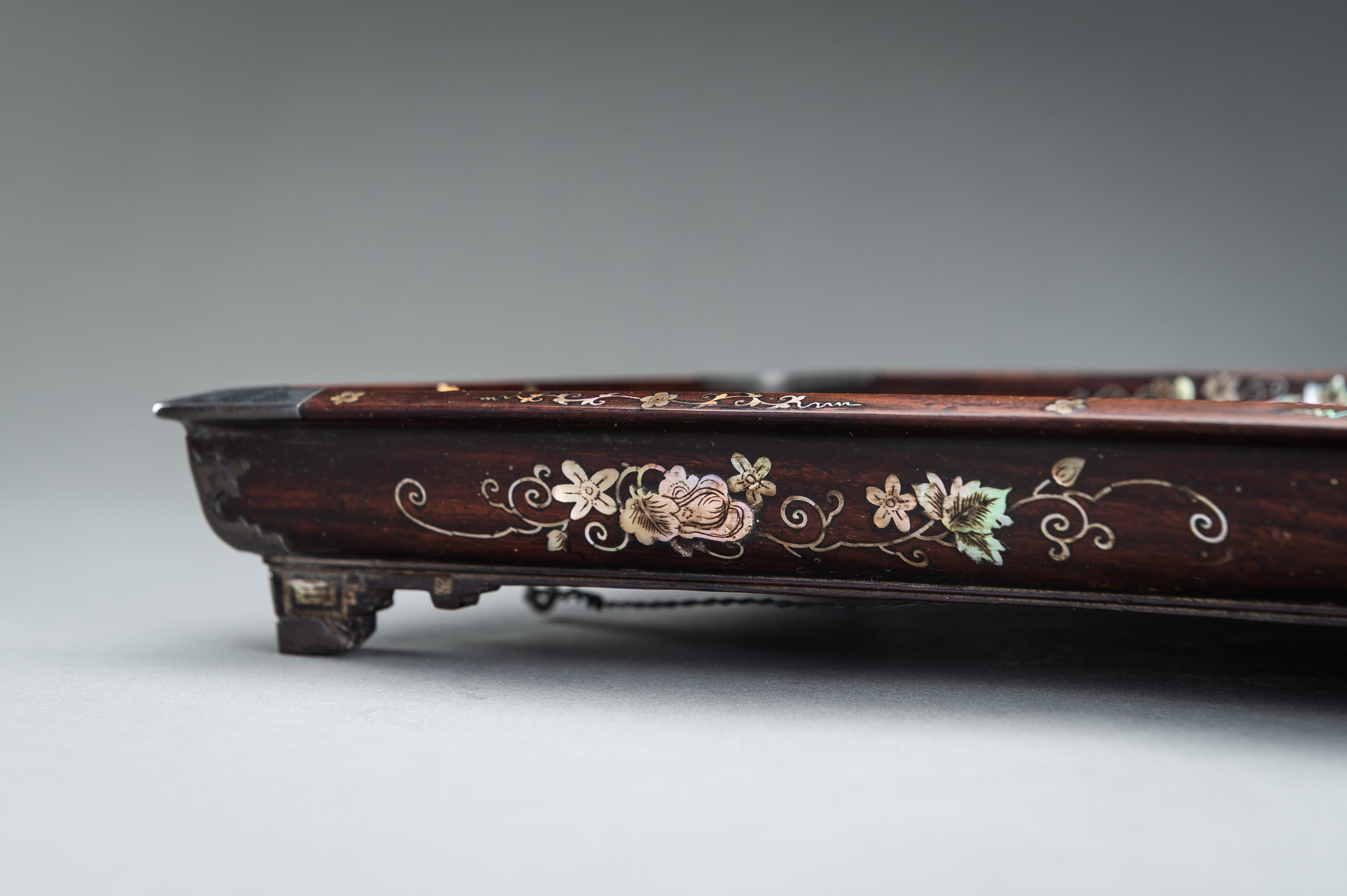 A FINE MOTHER-OF-PEARL INLAID WOOD TRAY, 19TH CENTURY - Image 9 of 13