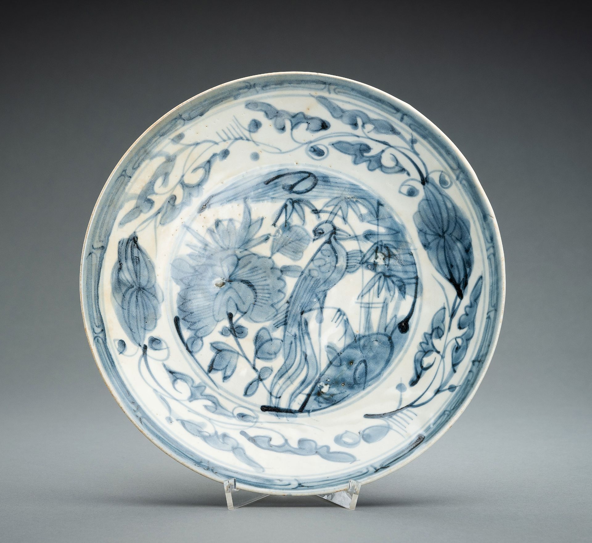 A TRANSITIONAL BLUE AND WHITE PORCELAIN DISH