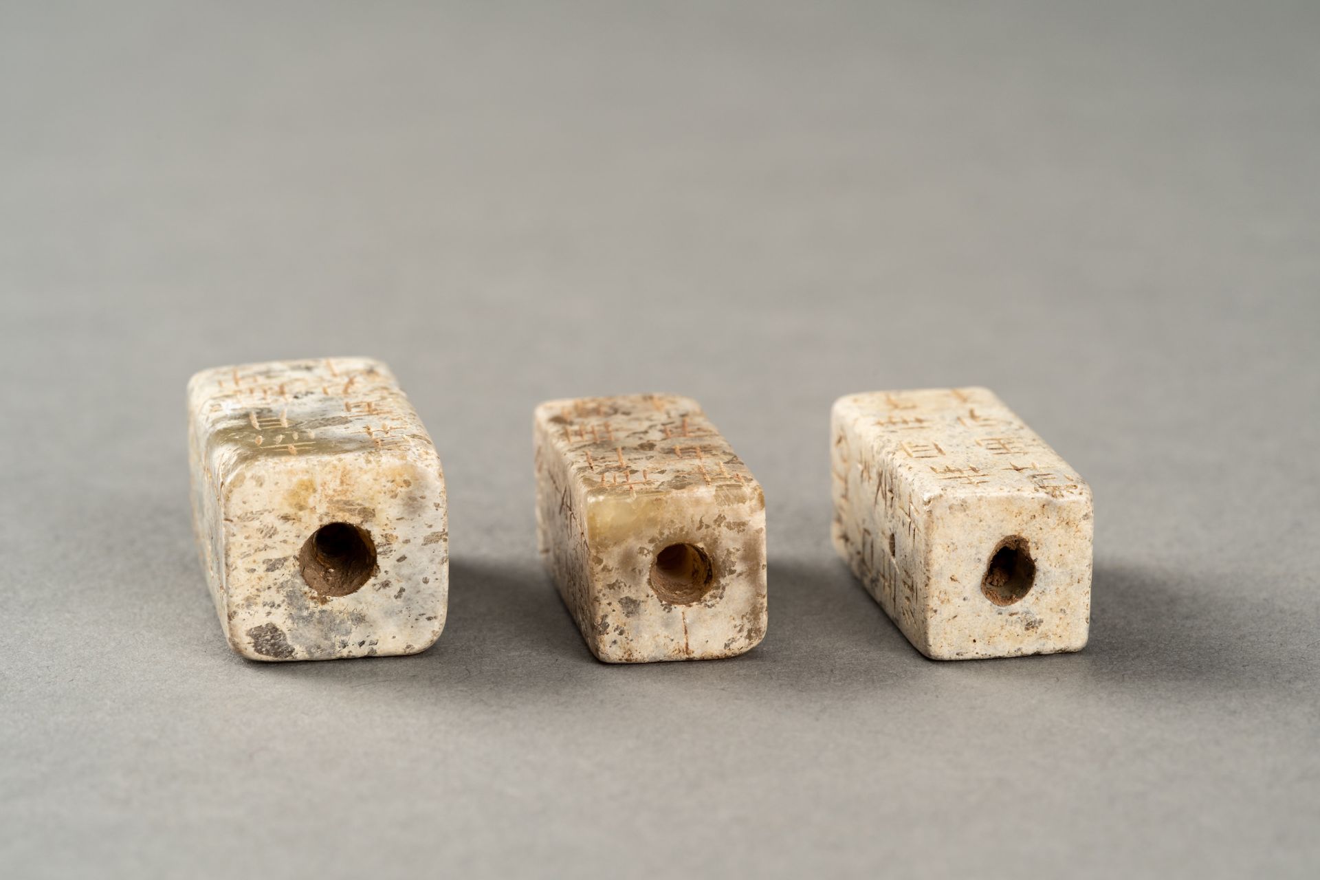 A GROUP OF THREE ARCHAISTIC CONG-FORM BEADS - Bild 6 aus 7