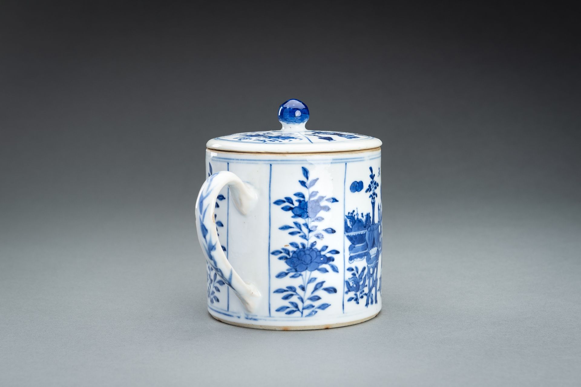 A BLUE AND WHITE PORCELAIN TEAPOT, QIANLONG MARK AND POSSIBLY OF THE PERIOD - Bild 3 aus 11