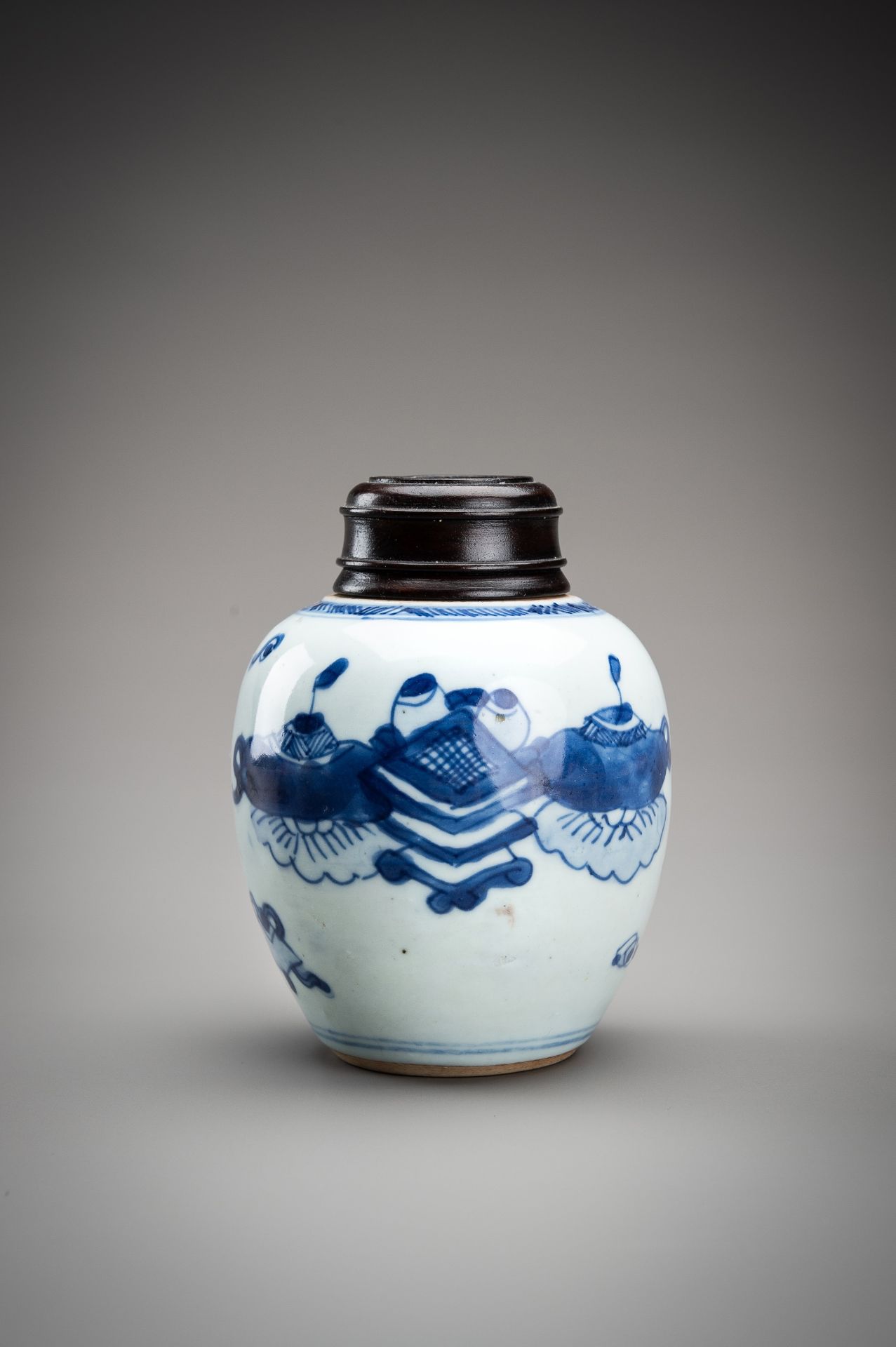 A SMALL BLUE AND WHITE PORCELAIN GINGER JAR, QING - Bild 2 aus 12