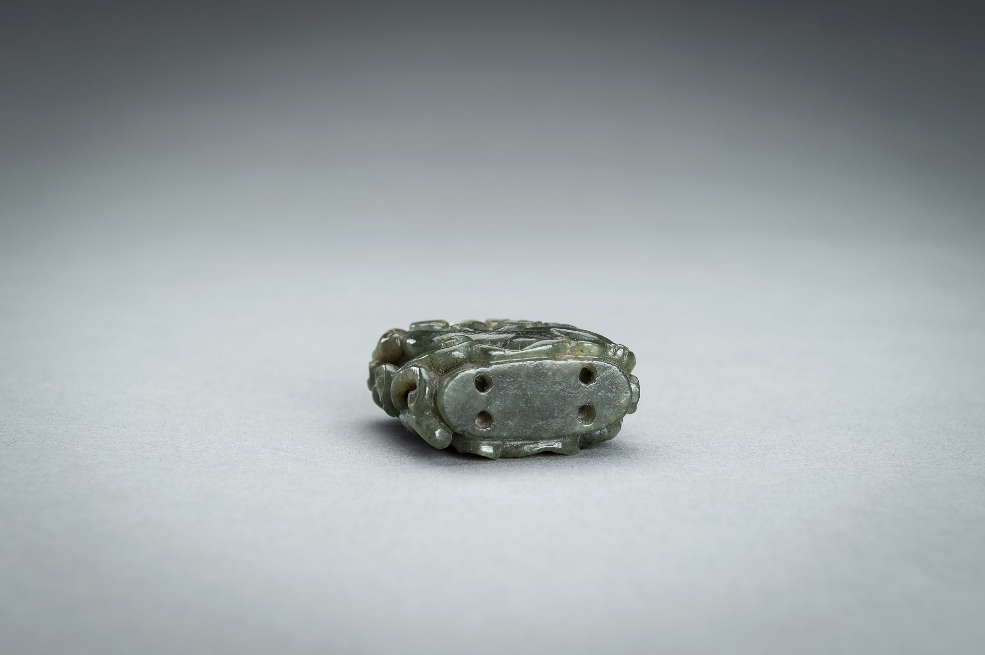 A FINE GROUP OF SIX JADE ITEMS - Image 11 of 34