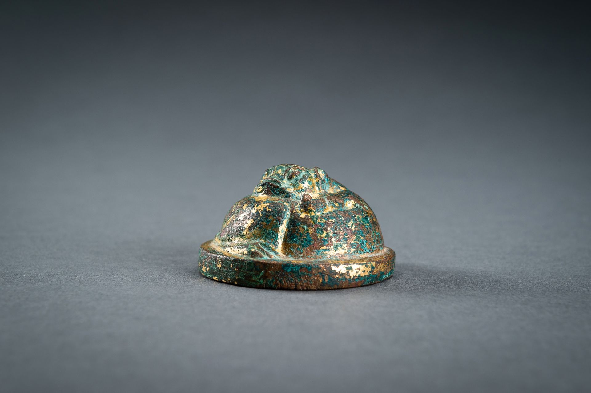 A GILT-BRONZE HAN DYNASTY 'LION' SCROLL WEIGHT - Bild 8 aus 14