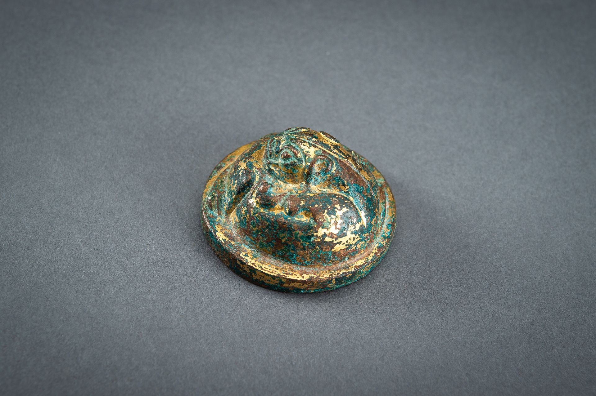 A GILT-BRONZE HAN DYNASTY 'LION' SCROLL WEIGHT - Bild 7 aus 14