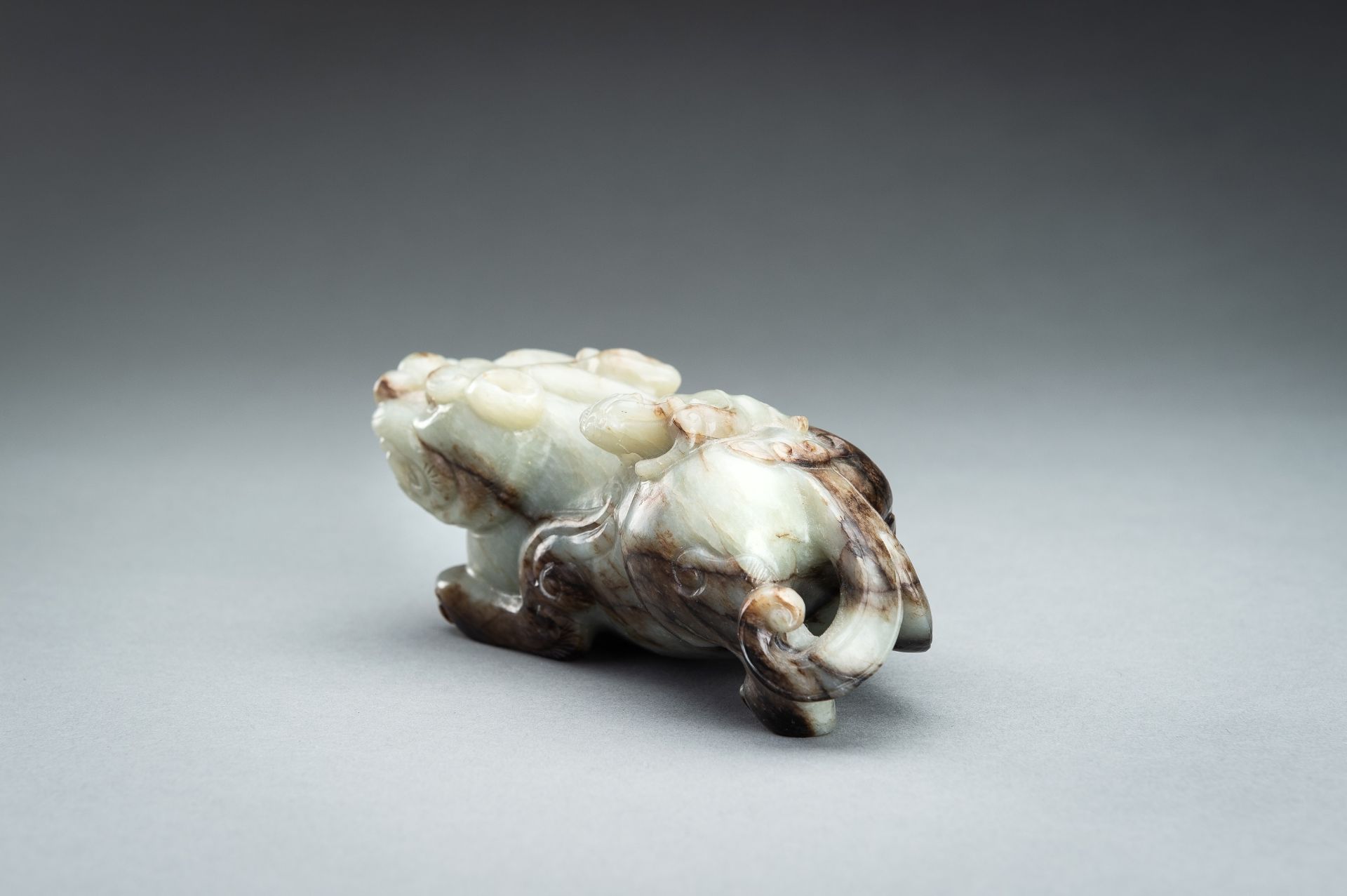 A CELADON AND RUSSET JADE `BIXIEÂ´, QING - Image 5 of 12