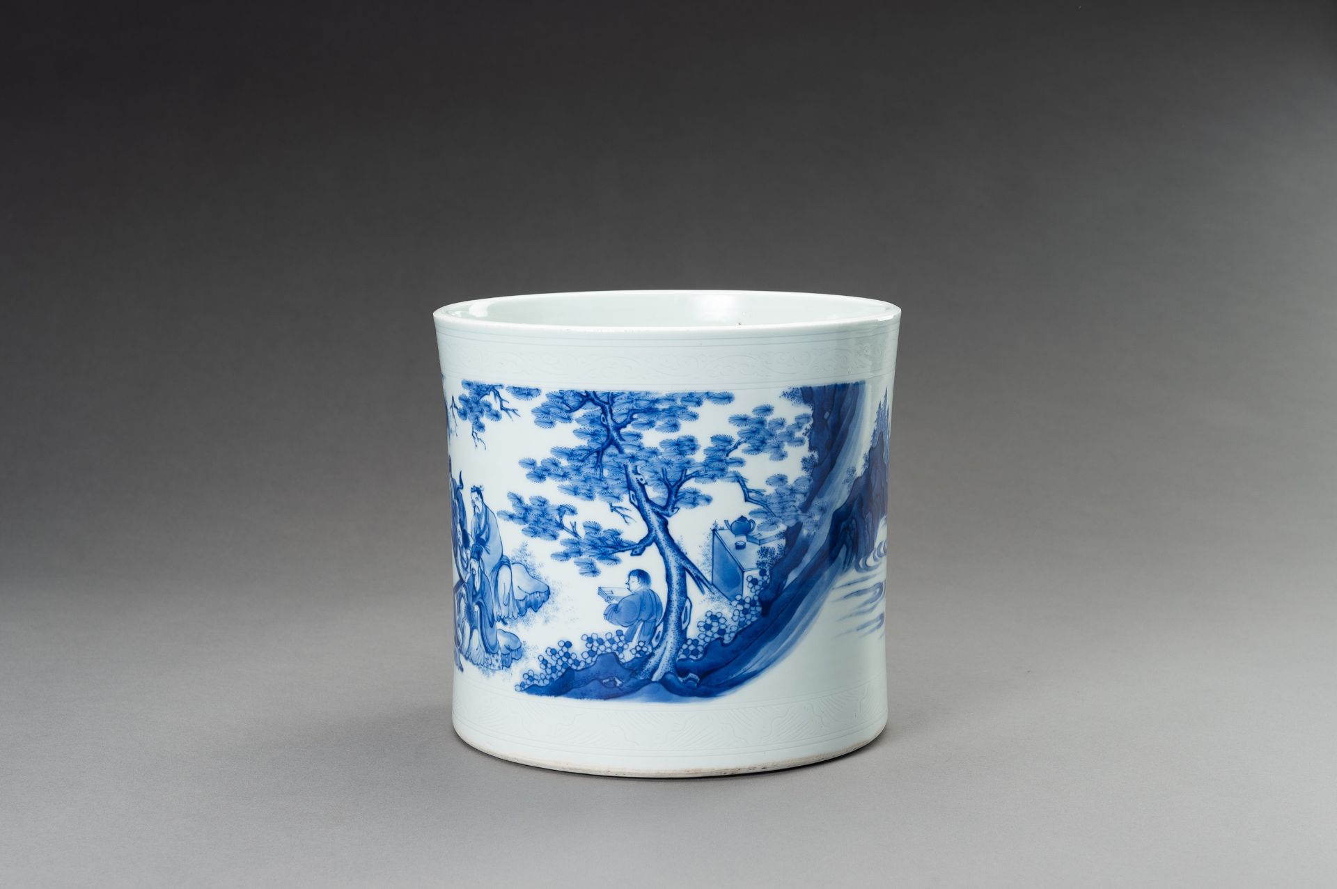 A BLUE & WHITE PORCELAIN BRUSPOT, 20th CENTURY - Bild 3 aus 10