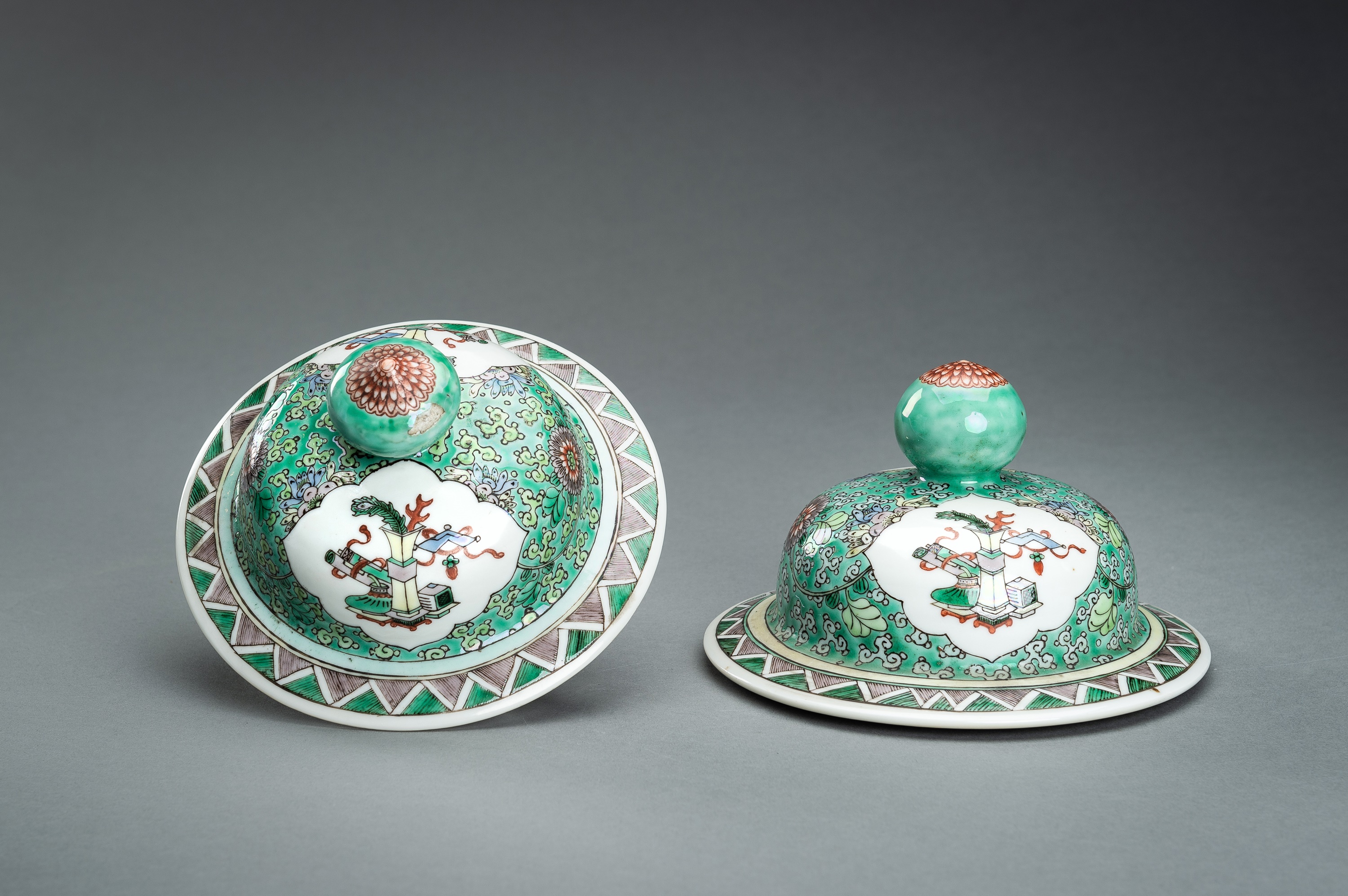 A LARGE PAIR OF FAMILLE VERTE PORCELAIN VASES WITH COVERS, 19th CENTURY - Image 18 of 24