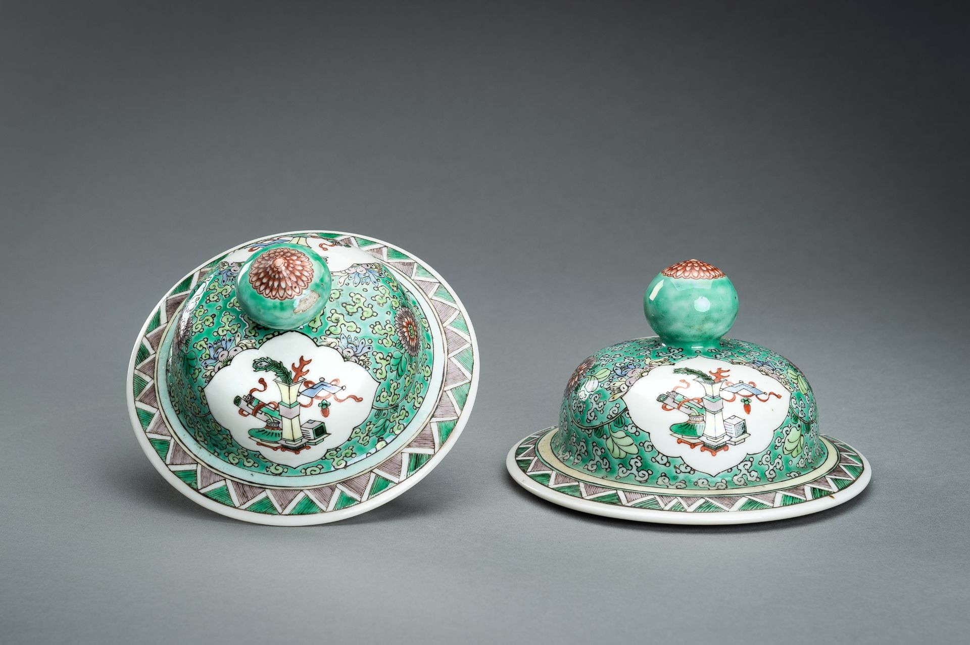 A LARGE PAIR OF FAMILLE VERTE PORCELAIN VASES WITH COVERS, 19th CENTURY - Bild 18 aus 24