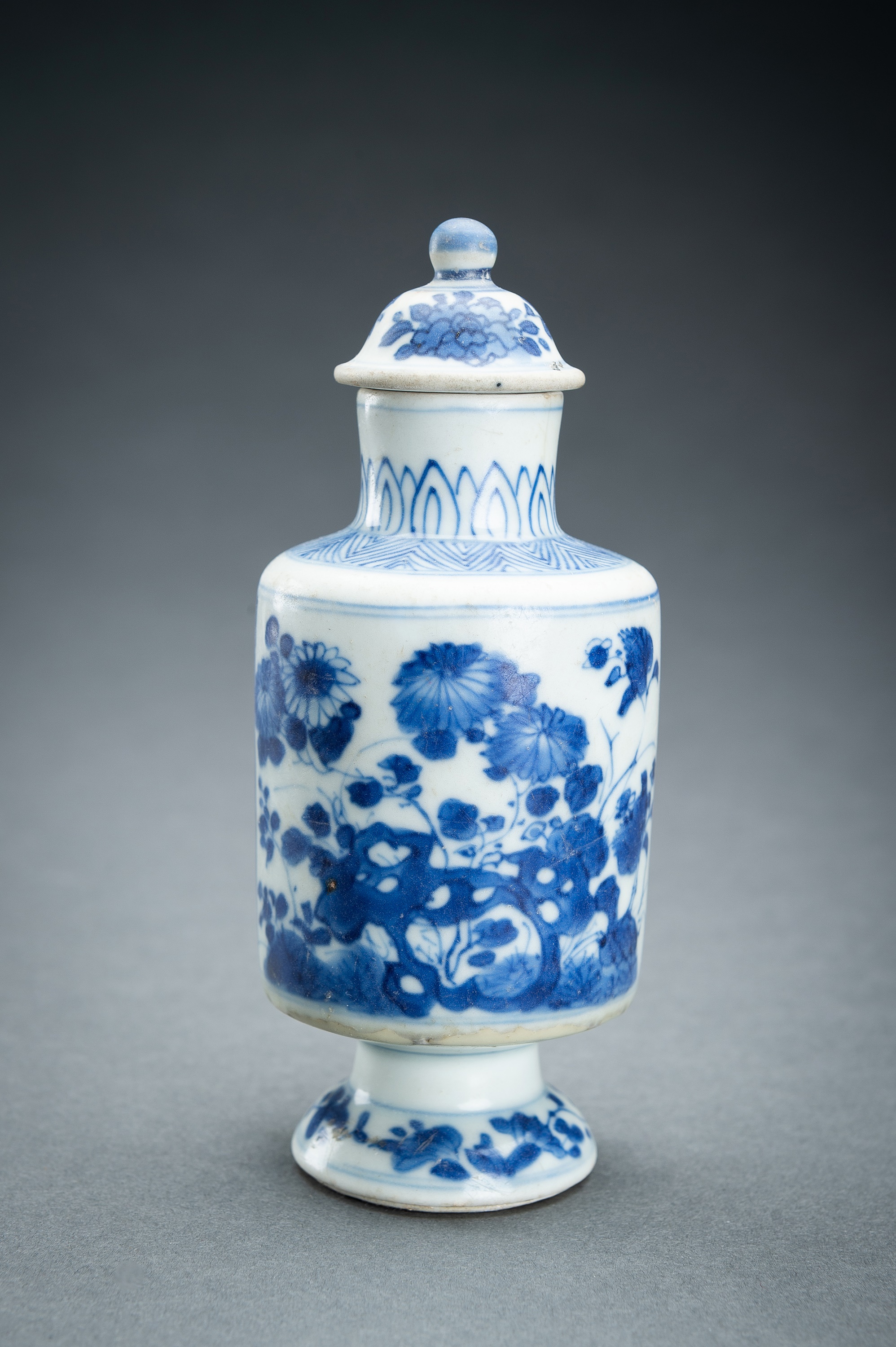 TWO BLUE AND WHITE PORCELAIN VASES WITH COVERS, 17th CENTURY - Image 3 of 15