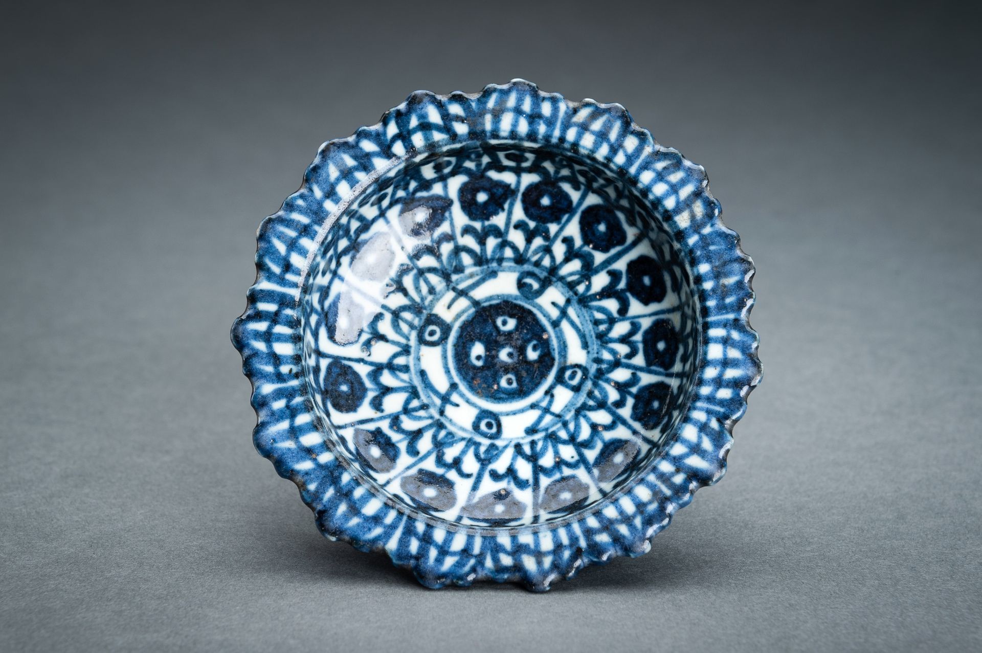 A GROUP OF FOUR PORCELAIN ITEMS, QING - Image 12 of 19