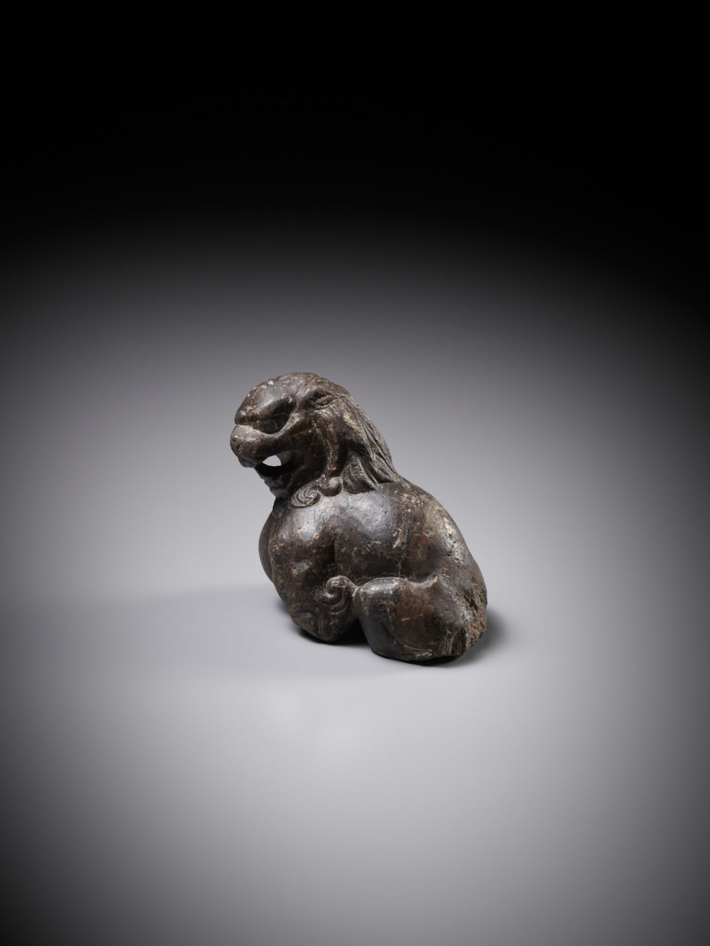A BROWN LIMESTONE FIGURE OF A SEATED LION, TANG DYNASTY - Bild 2 aus 9