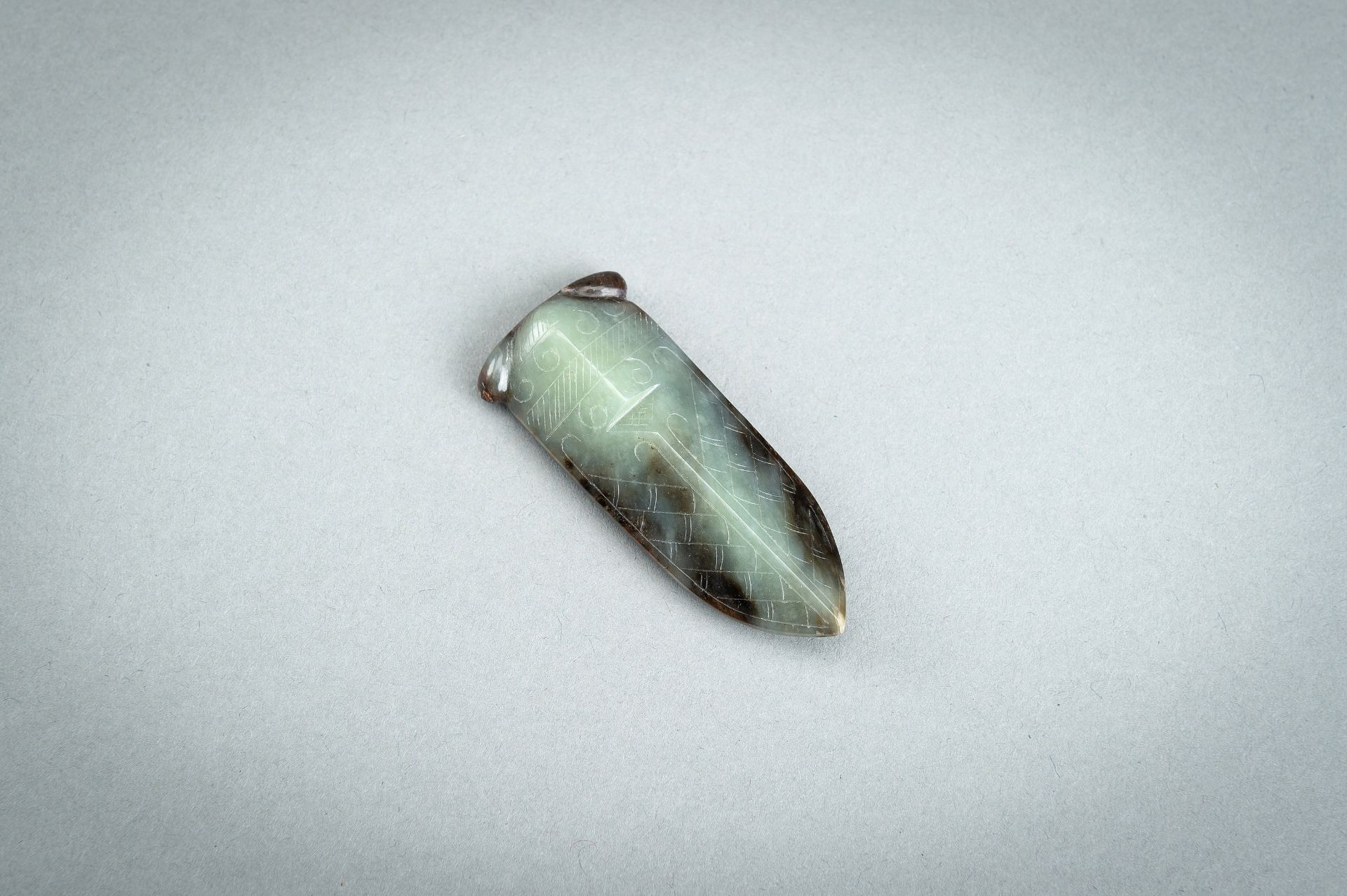 AN ARCHAISTIC JADE CARVING OF A CICADA, QING - Image 2 of 10