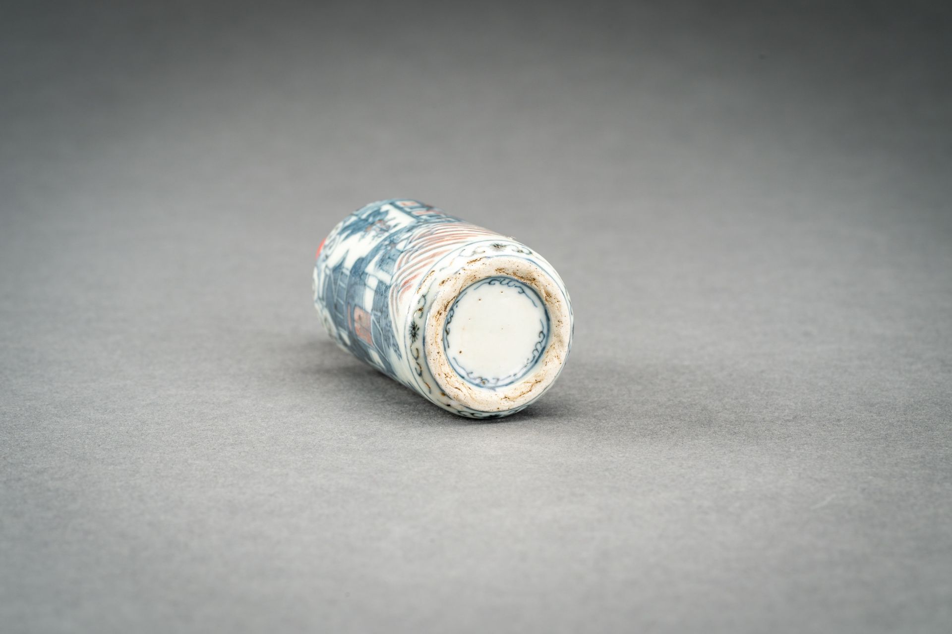 A BLUE, WHITE AND IRON RED PORCELAIN SNUFF BOTTLE, QING DYNASTY - Image 8 of 8