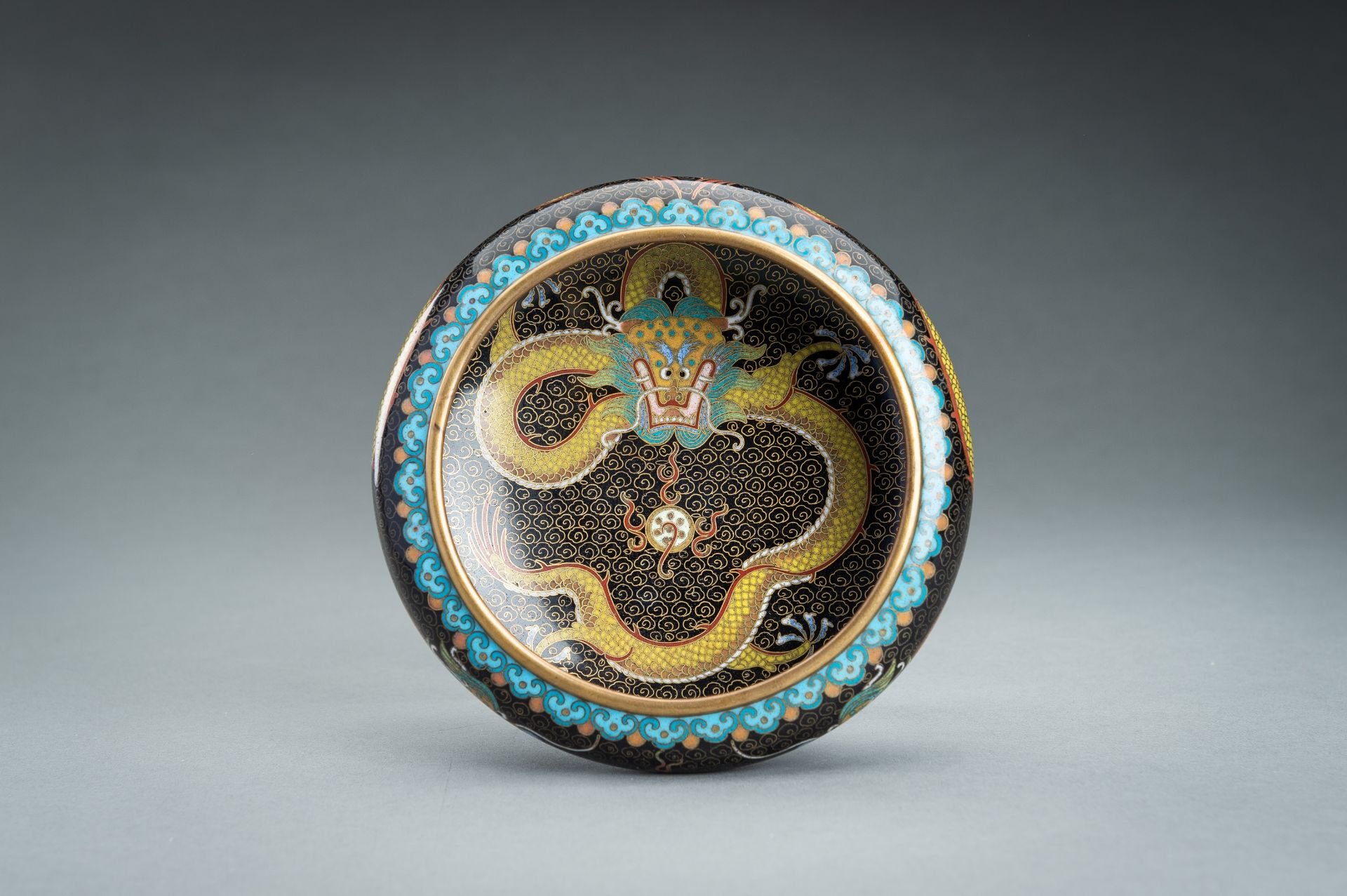 A CLOISONNE ENAMEL 'DRAGON' BOWL, c. 1920s - Bild 6 aus 11