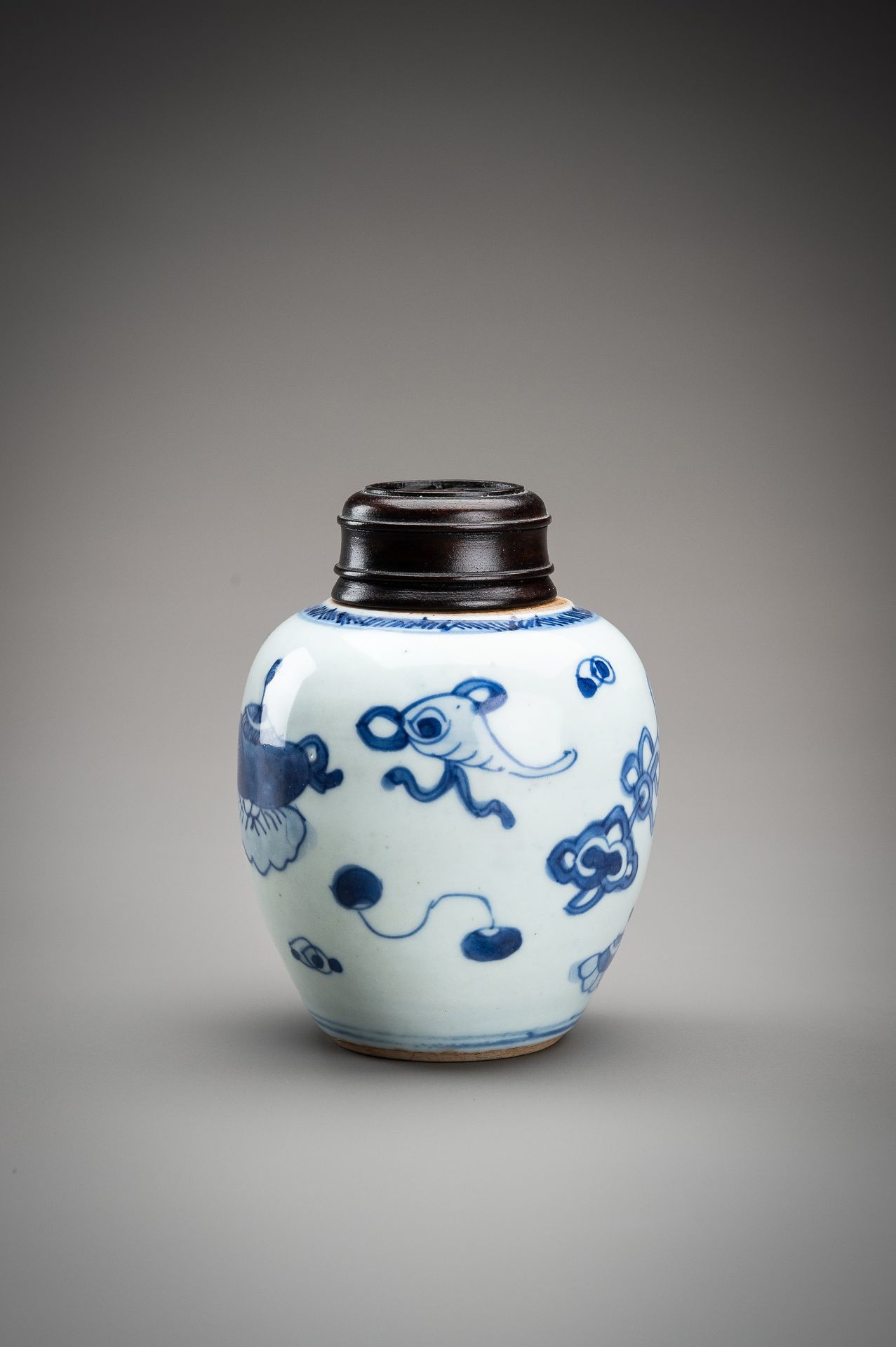 A SMALL BLUE AND WHITE PORCELAIN GINGER JAR, QING - Bild 6 aus 12