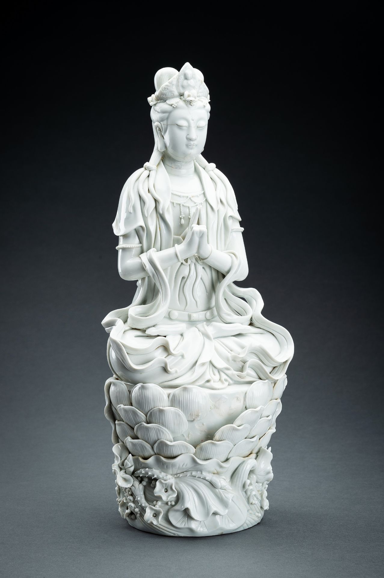 A LARGE DEHUA BLANC DE CHINE PORCELAIN FIGURE OF GUANYIN - Bild 6 aus 21