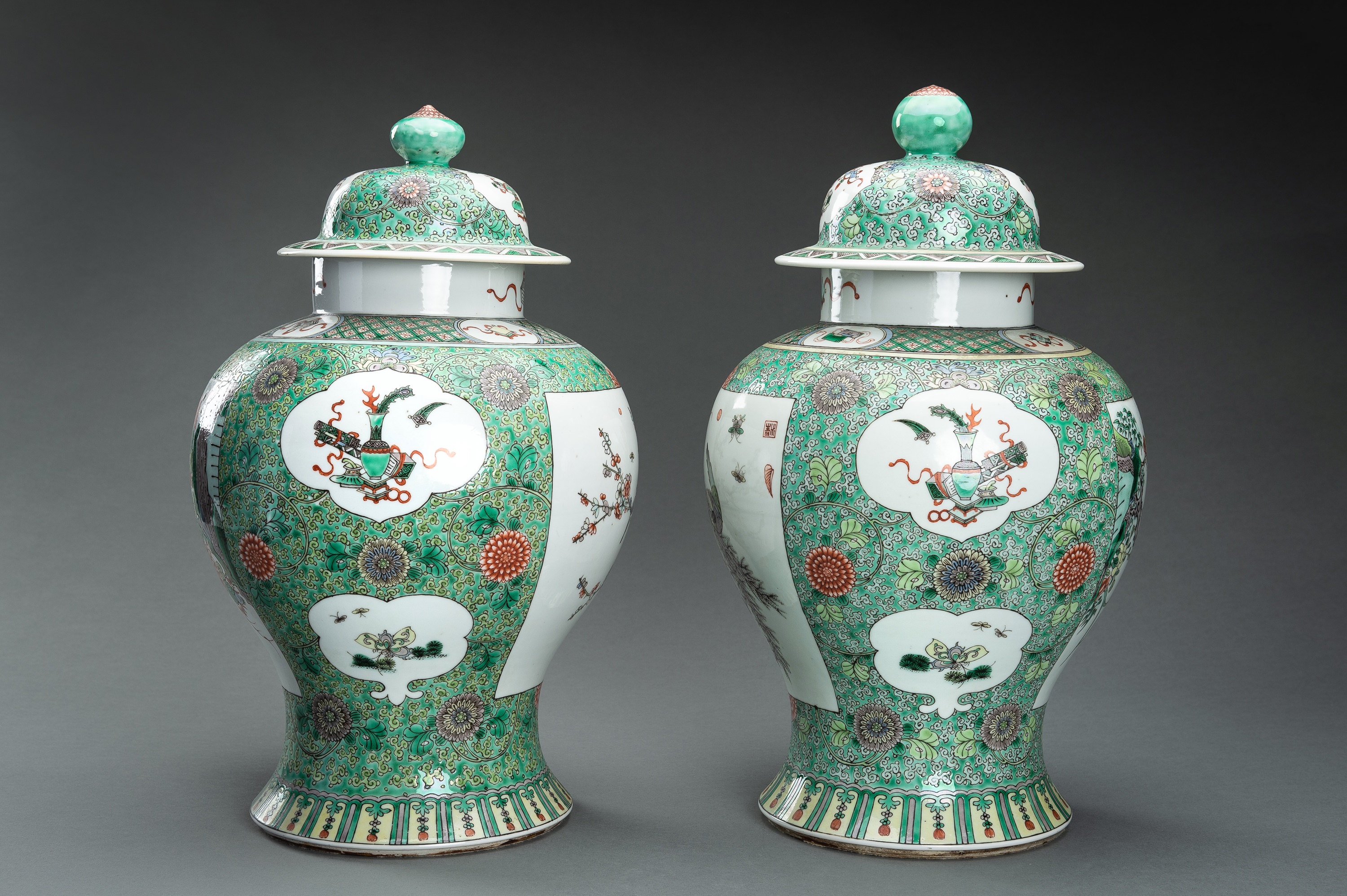 A LARGE PAIR OF FAMILLE VERTE PORCELAIN VASES WITH COVERS, 19th CENTURY - Image 13 of 24
