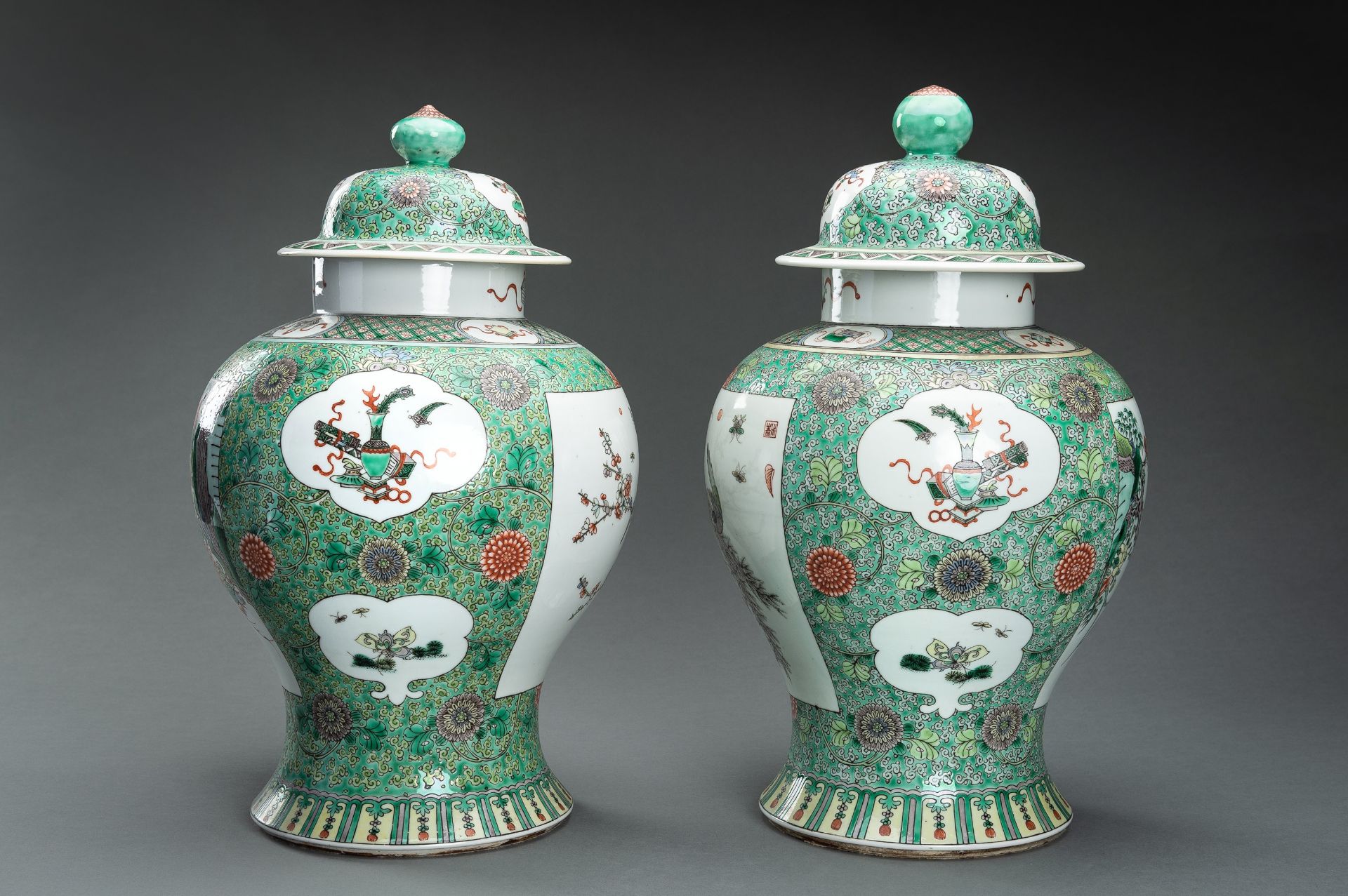 A LARGE PAIR OF FAMILLE VERTE PORCELAIN VASES WITH COVERS, 19th CENTURY - Bild 13 aus 24