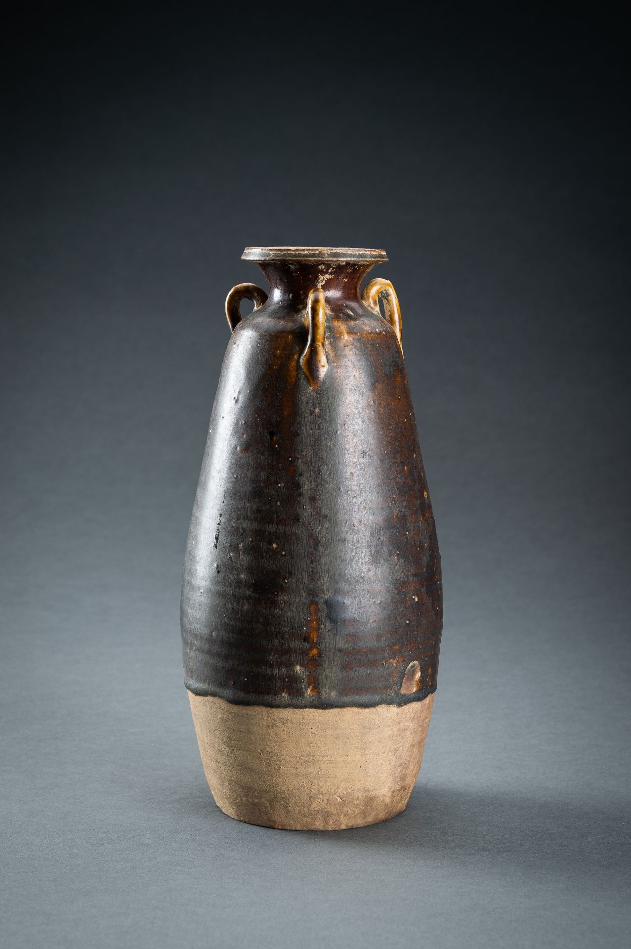 A BROWN-GLAZED CERAMIC AMPHORA VASE, SONG DYNASTY - Image 10 of 13