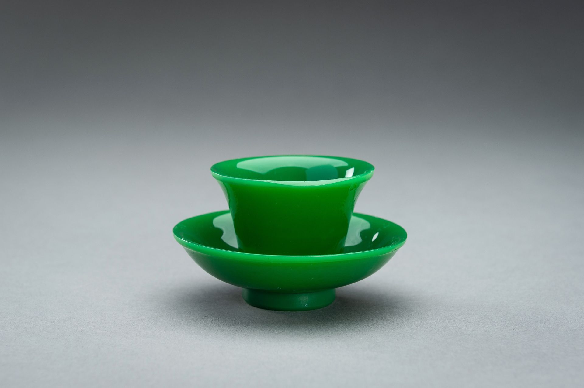 AN APPLE GREEN GLASS CUP AND SAUCER - Bild 4 aus 10