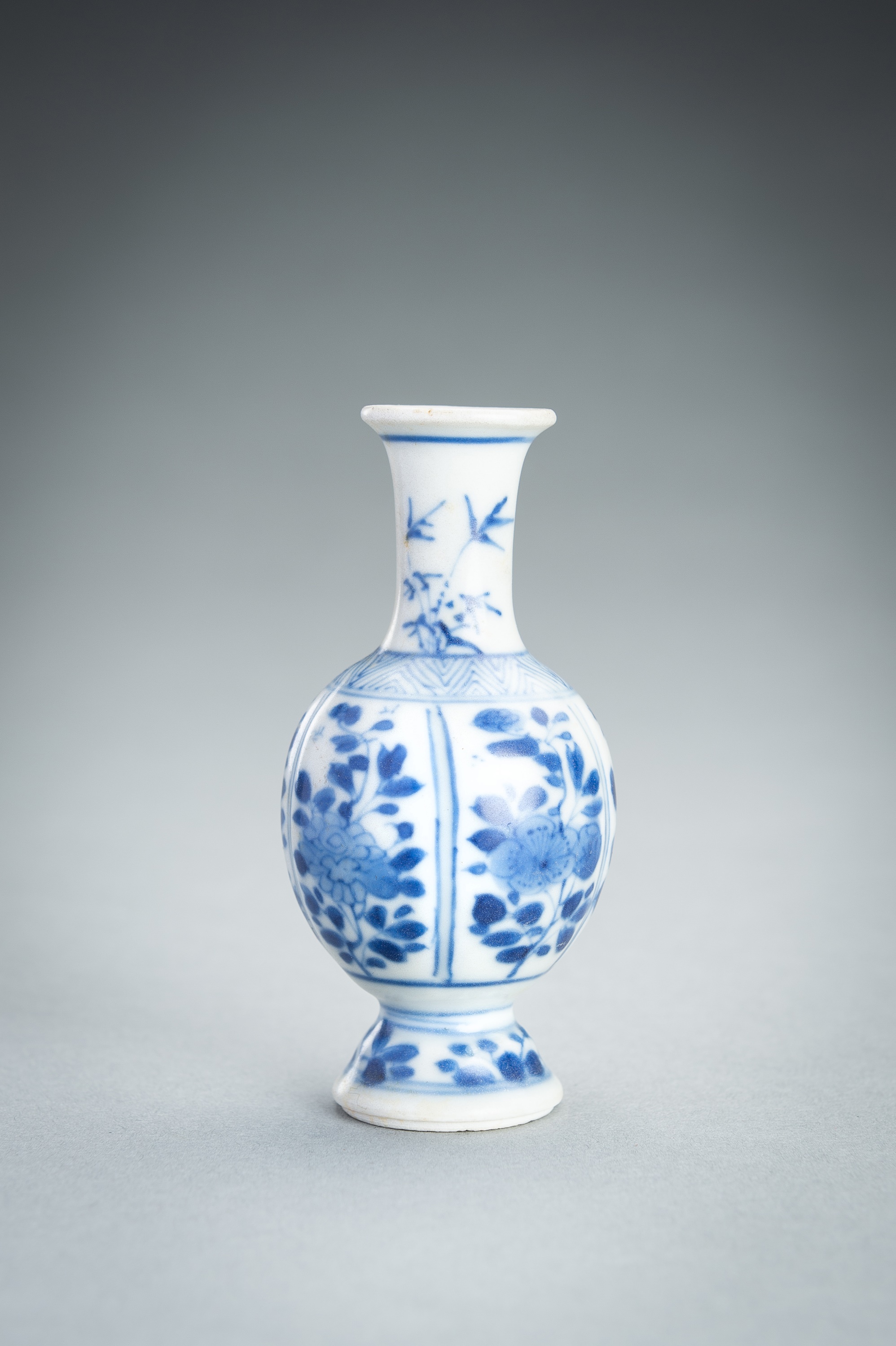 A MINIATURE VUNG TAU CARGO BLUE AND WHITE PORCELAIN VASE, c. 1680 - Image 7 of 12