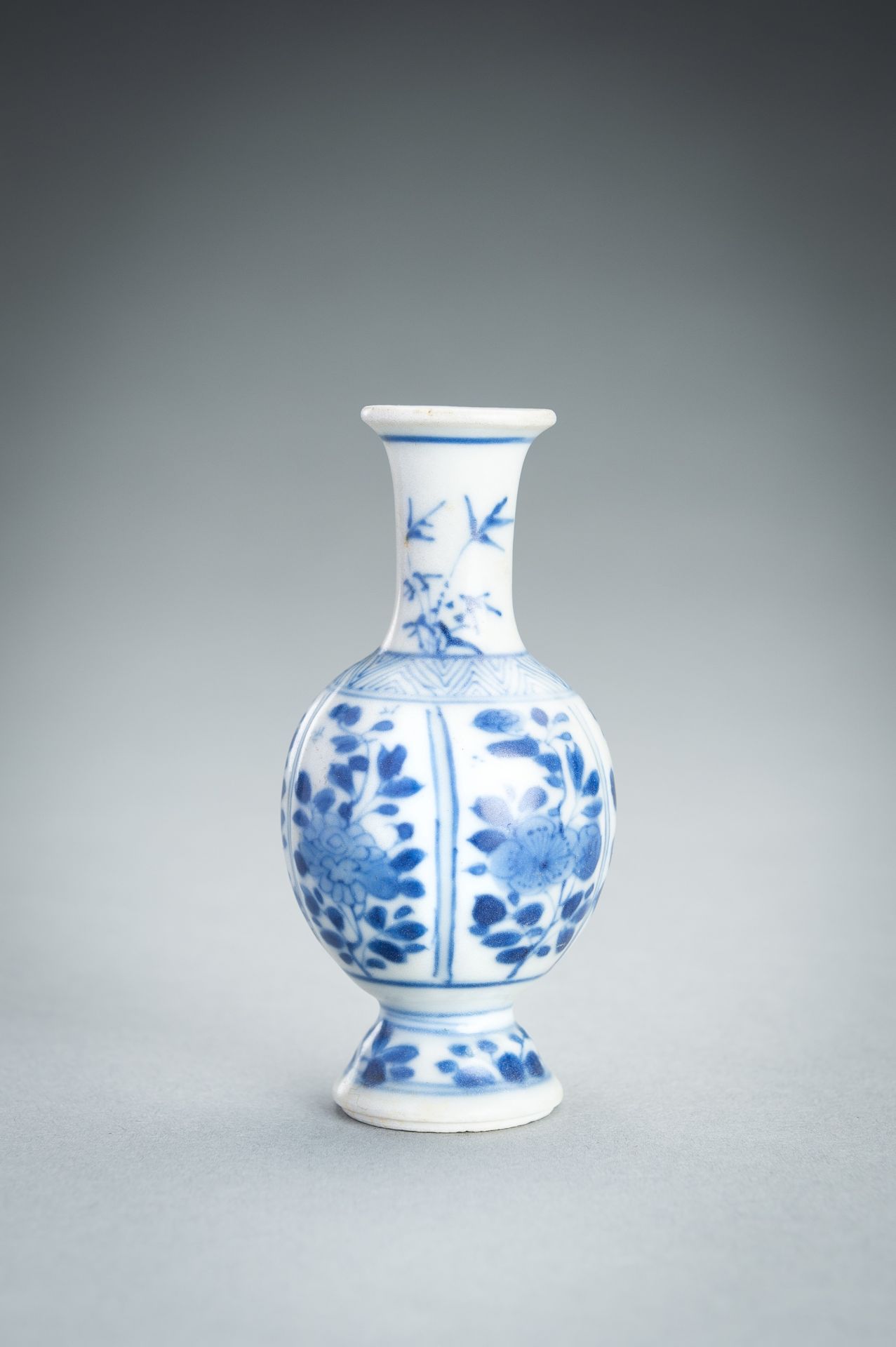 A MINIATURE VUNG TAU CARGO BLUE AND WHITE PORCELAIN VASE, c. 1680 - Bild 7 aus 12