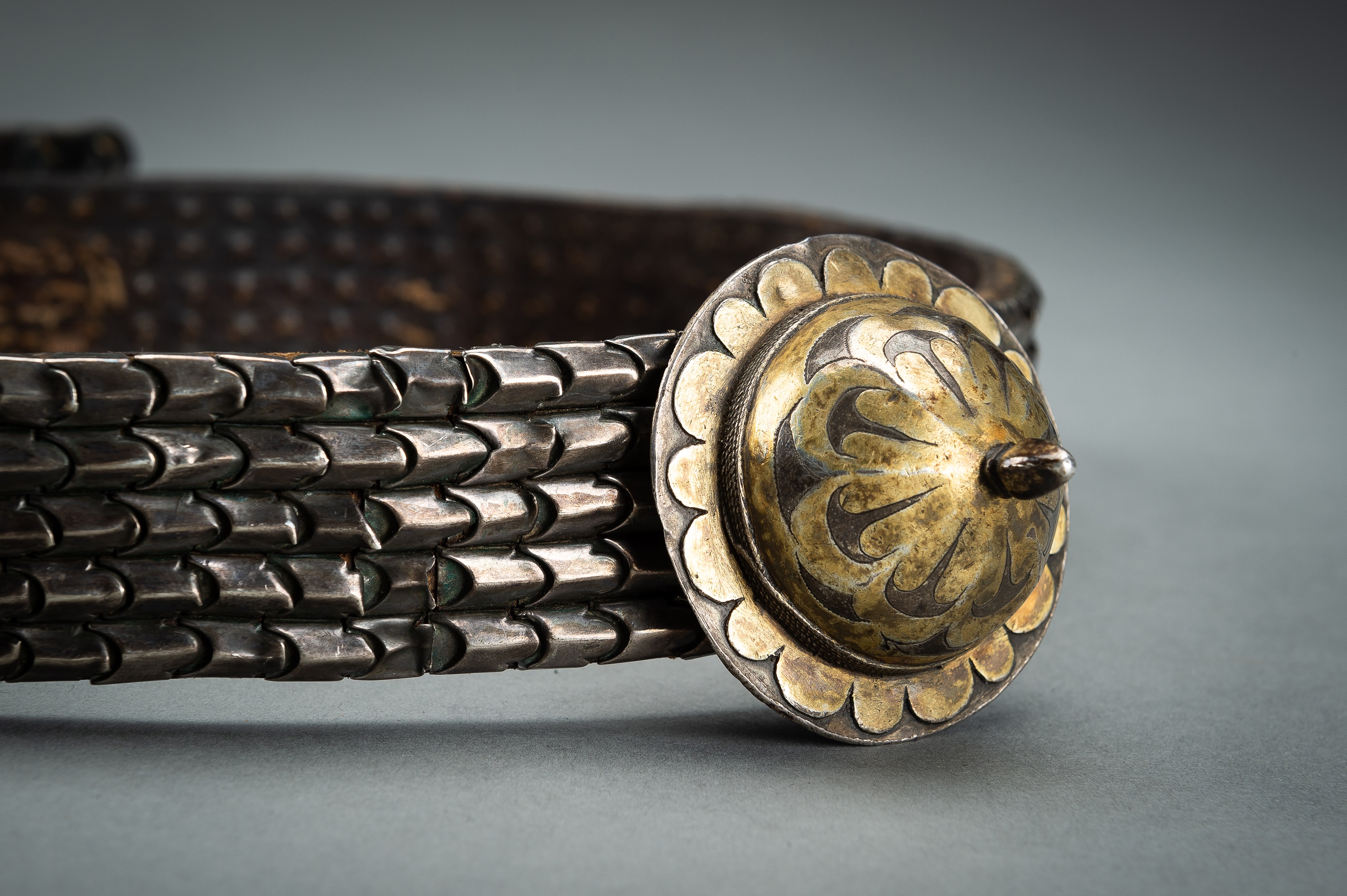 AN OTTOMAN LEATHER BELT SET WITH CARNELIANS AND SILVER - Image 6 of 12