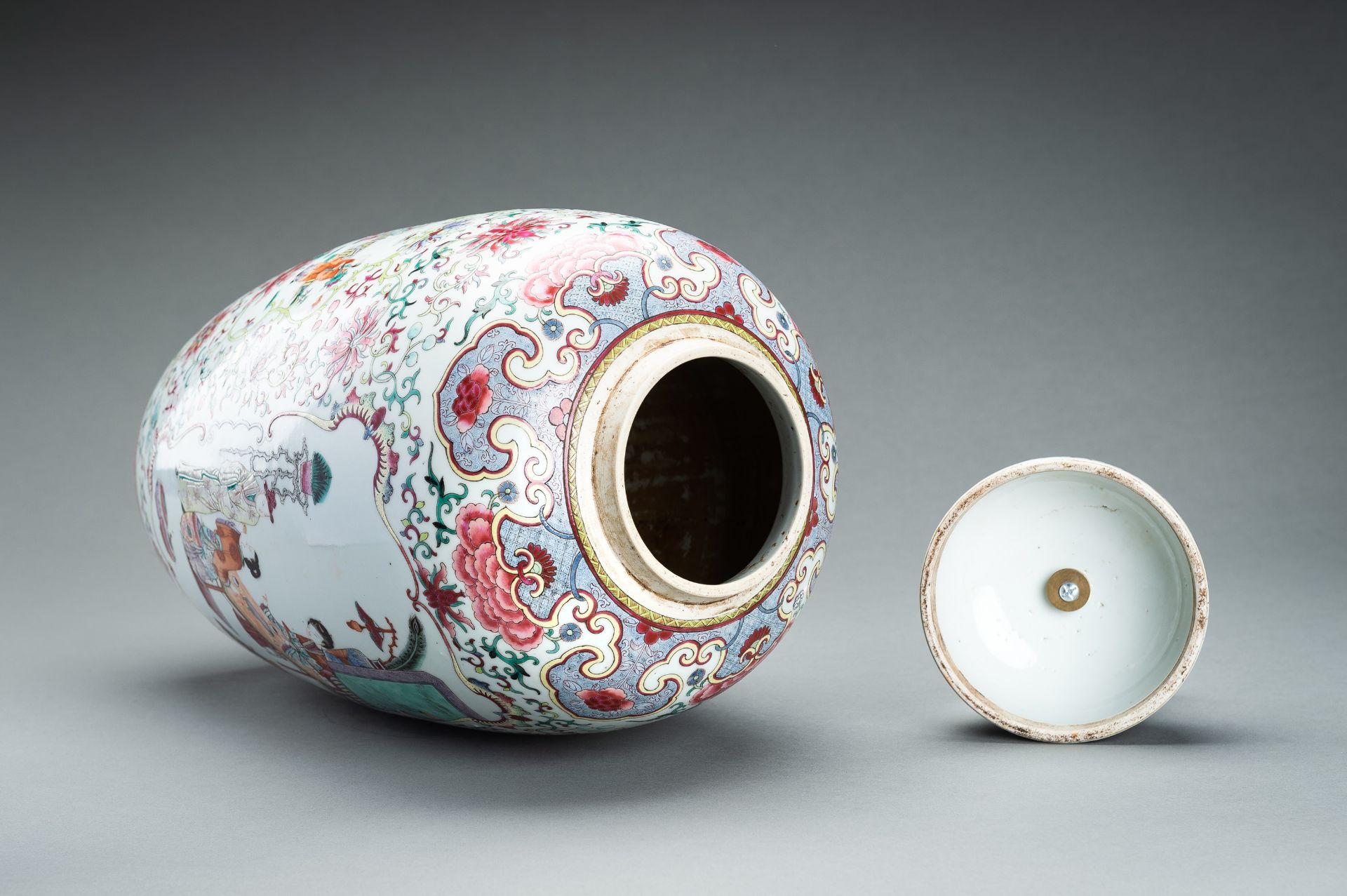 A LARGE FAMILLE ROSE PORCELAIN VASE AND COVER, QING - Image 12 of 18