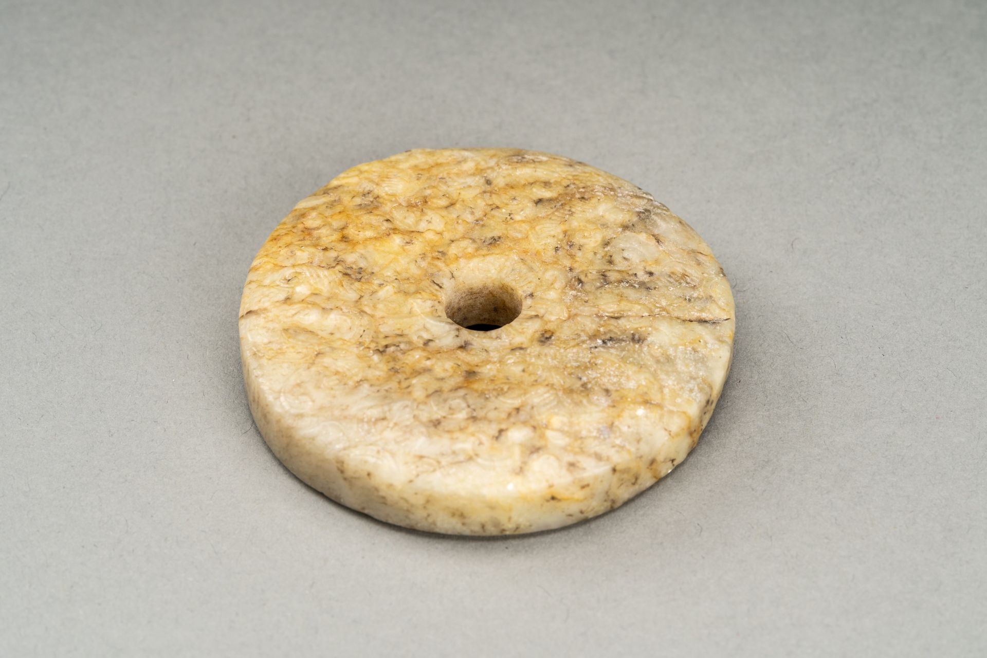 A LOT WITH TWO ARCHAISTIC HONGSHAN STYLE JADE DISCS, QING - Bild 5 aus 5