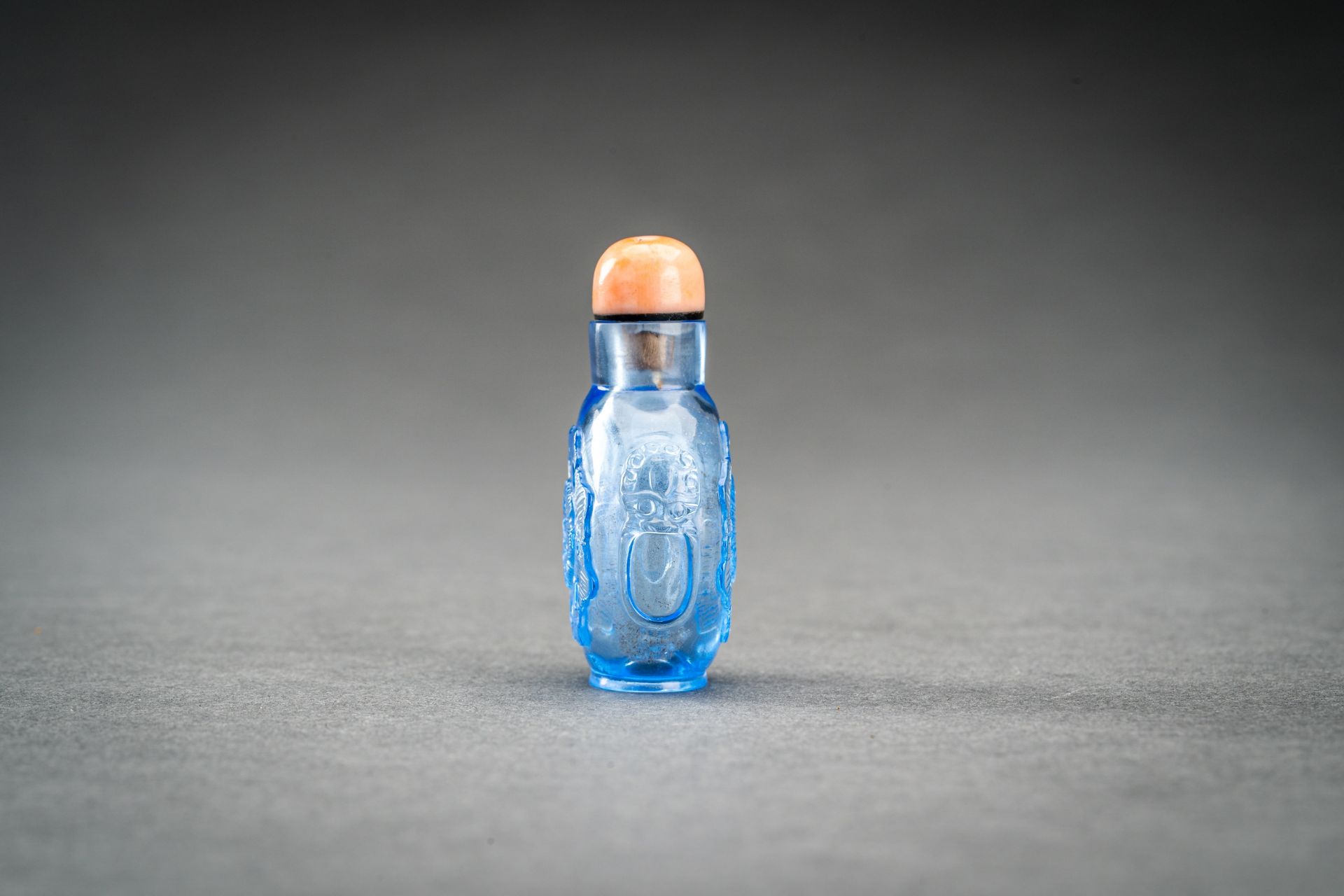 A SMALL TRANSPARENT BLUE GLASS SNUFF BOTTLE, REPUBLIC - Bild 3 aus 6