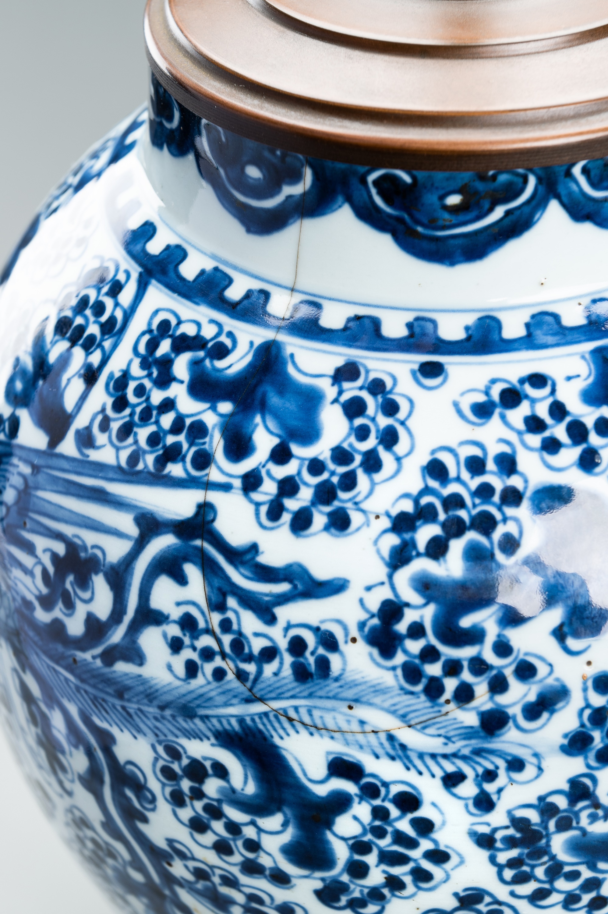 A LARGE BLUE AND WHITE PORCELAIN VASE, QING - Image 11 of 15
