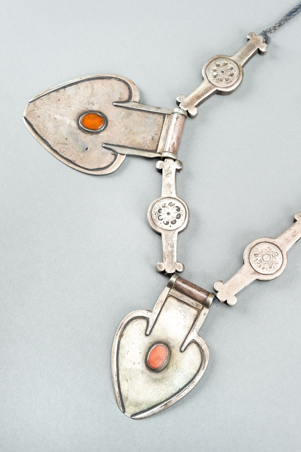 A TURKOMAN SILVER AND CARNELIAN ASYK PENDANT, c. 1900s - Bild 6 aus 10