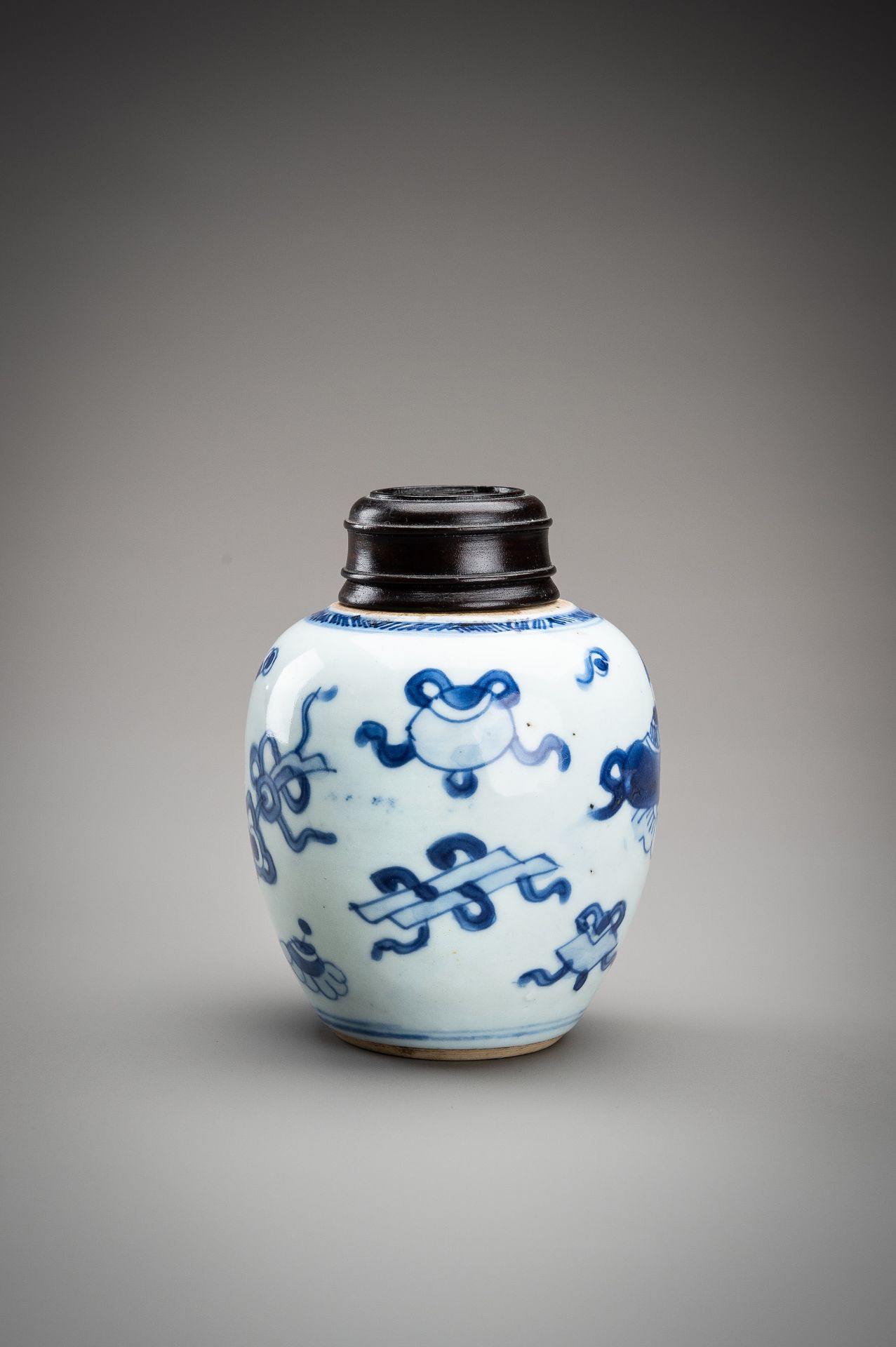 A SMALL BLUE AND WHITE PORCELAIN GINGER JAR, QING - Bild 5 aus 12