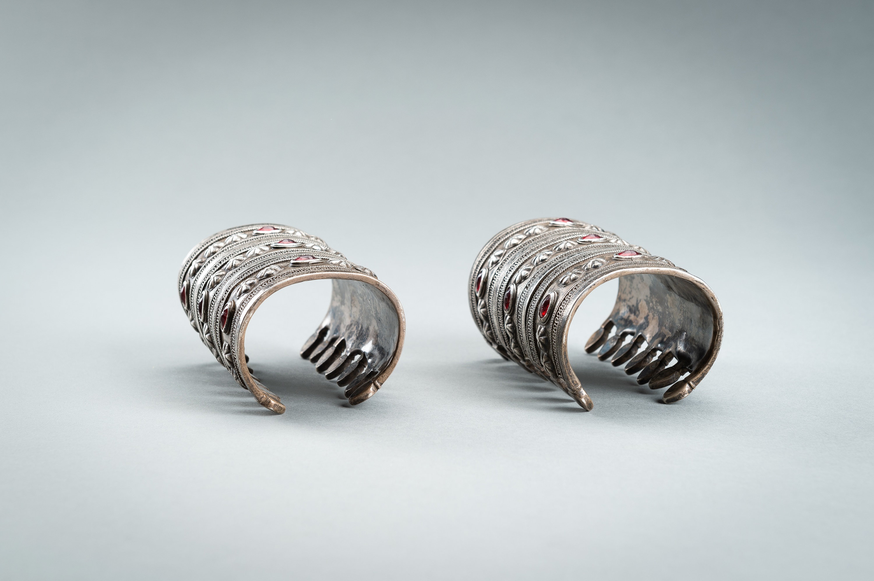 A PAIR OF TURKOMAN GLASS INSET SILVER BRACELETS, c. 1900s - Image 10 of 12