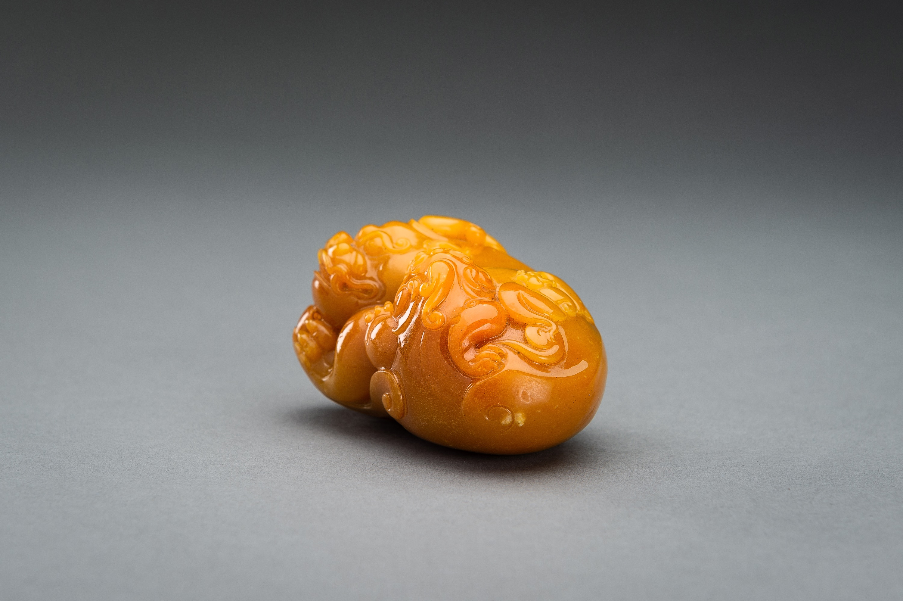 A 'TIANHUANG' GLASS FIGURE OF A BUDDHIST LION WITH CUB, c. 1920s - Image 8 of 10