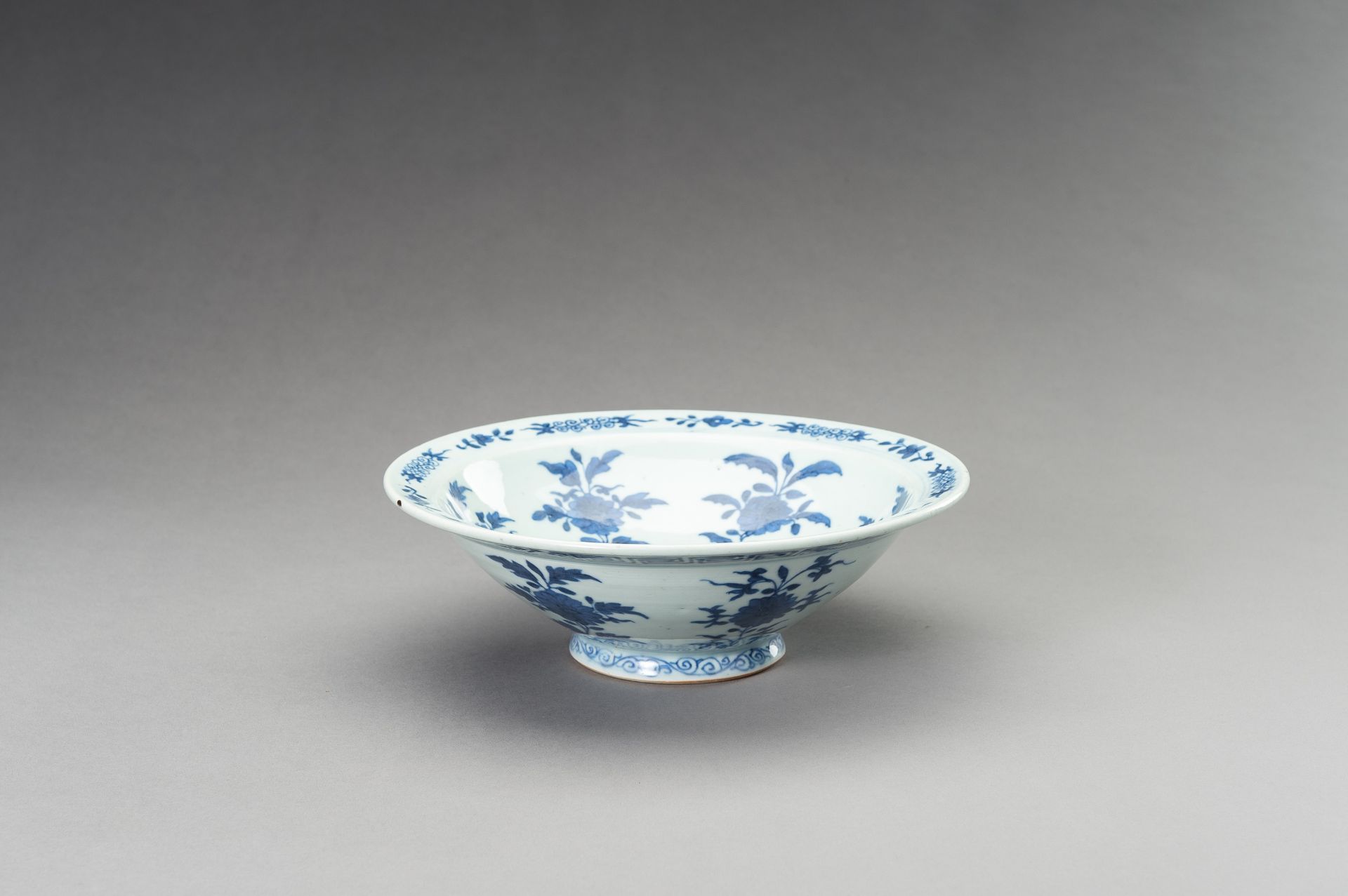 A BLUE AND WHITE PORCELAIN BOWL, 1900s - Bild 2 aus 9