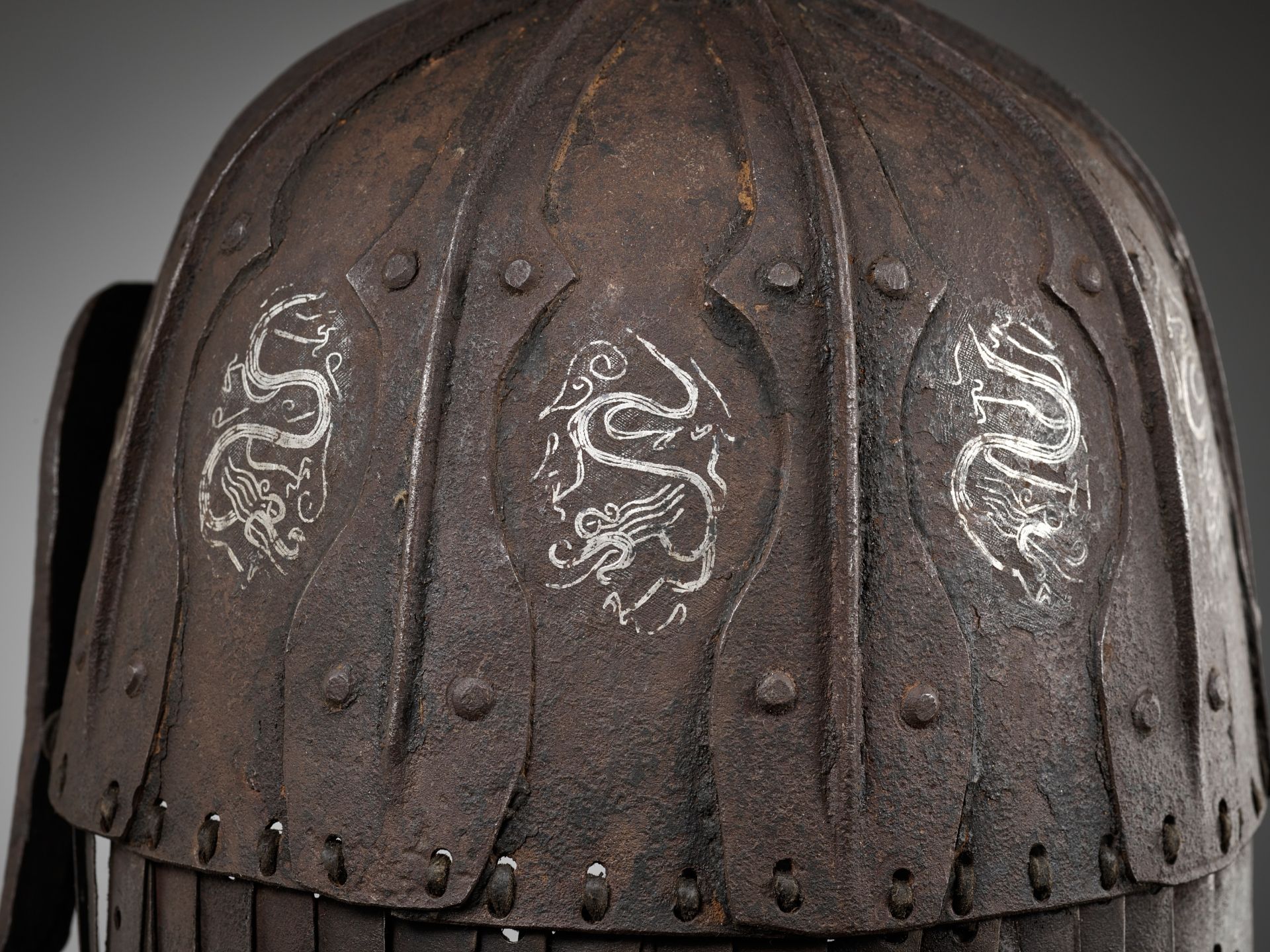 A SILVER-DAMASCENED 'DRAGON' IRON HELMET, 14TH-17TH CENTURY - Image 5 of 9